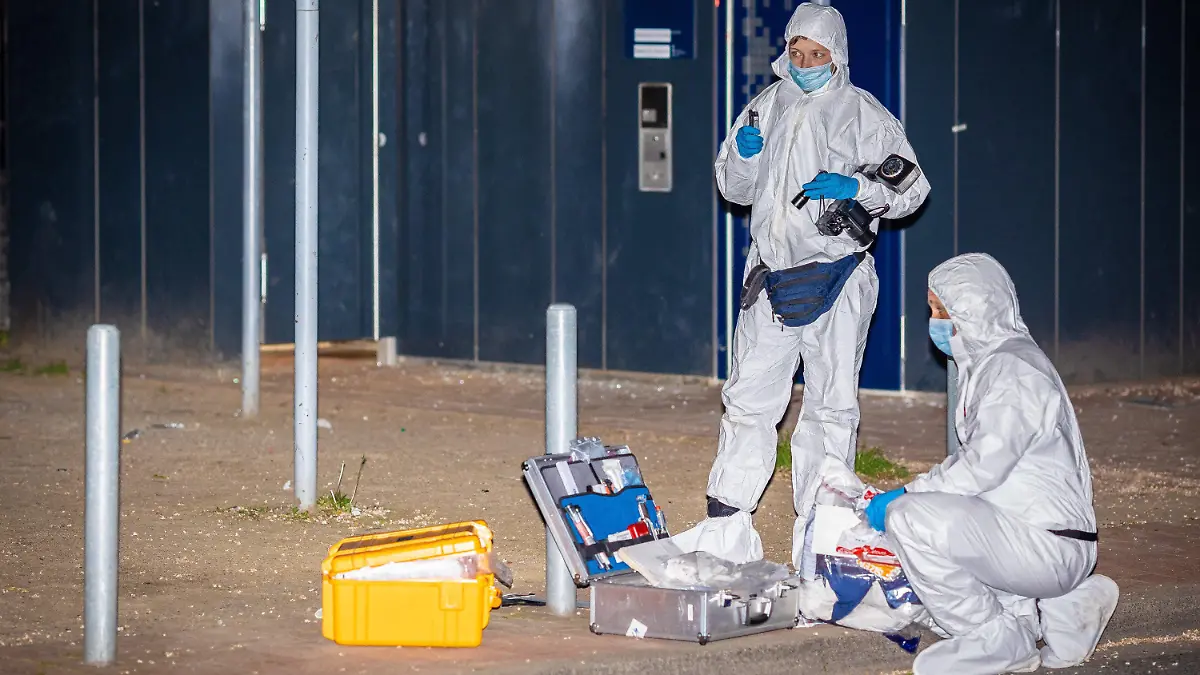 01.06.2021, Niedersachsen, Hannover: Mitarbeiter der Spurensicherung arbeiten an einer öffentlichen Toilette am Weißekreuzplatz. Die Polizei ermittelt wegen versuchter Tötung am Weißekreuzplatz. Ein Mann erlitt lebensbedrohliche Verletzungen durch eine Stichwaffe.    (zu dpa "36-Jähriger bei Streit lebensgefährlich verletzt - Polizei ermittelt") Foto: Moritz Frankenberg/dpa +++ dpa-Bildfunk +++