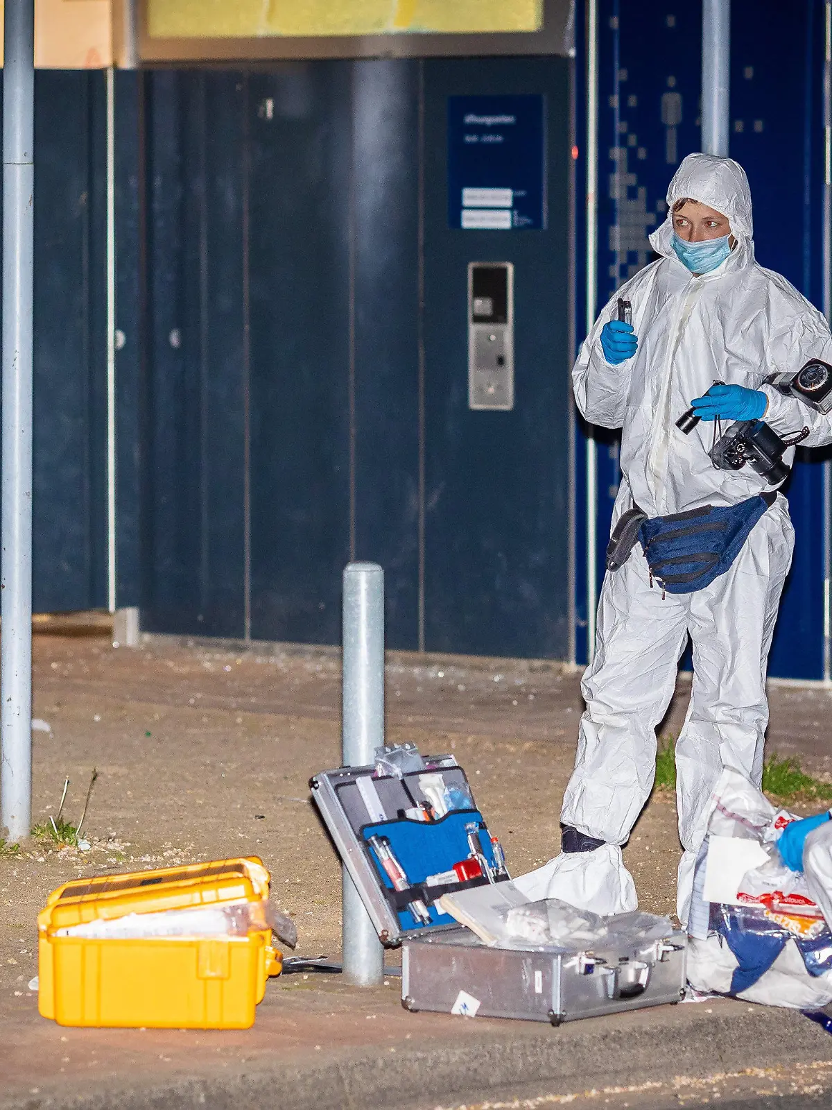 01.06.2021, Niedersachsen, Hannover: Mitarbeiter der Spurensicherung arbeiten an einer öffentlichen Toilette am Weißekreuzplatz. Die Polizei ermittelt wegen versuchter Tötung am Weißekreuzplatz. Ein Mann erlitt lebensbedrohliche Verletzungen durch eine Stichwaffe.    (zu dpa "36-Jähriger bei Streit lebensgefährlich verletzt - Polizei ermittelt") Foto: Moritz Frankenberg/dpa +++ dpa-Bildfunk +++