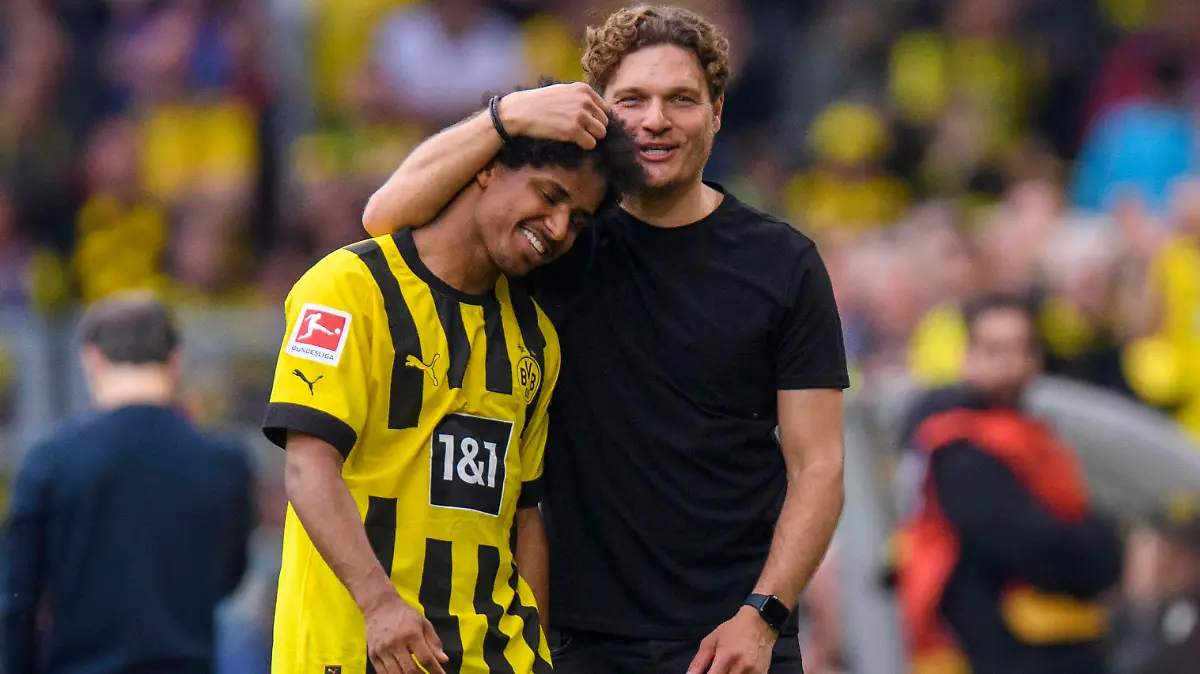 Fußball: 1. Bundesliga, Saison 2022/2023, 31. Spieltag, Borussia Dortmund - VfL Wolfsburg am 07.05.2023 im Signal-Iduna-Park in Dortmund. Auswechslung, Einwechslung, Dortmund s Karim Adeyemi Dortmund s Chef-Trainer Edin Terzic Lachen, Freude, DFL REGULATIONS PROHIBIT ANY USE OF PHOTOGRAPHS AS IMAGE SEQUENCES AND/OR QUASI-VIDEO. *** Soccer 1 Bundesliga, season 2022 2023, 31 matchday, Borussia Dortmund VfL Wolfsburg on 07 05 2023 at Signal Iduna Park in Dortmund substitution, substitution, Dortmund s Karim Adeyemi Dortmund s head coach Edin Terzic laughter, joy, DFL REGULATES PROHIBIT ANY USE OF PHOTOGRAPHS AS IMAGE SEQUENCES AND OR QUASI VIDEO Copyright: xNeundorf/Kirchner-Mediax