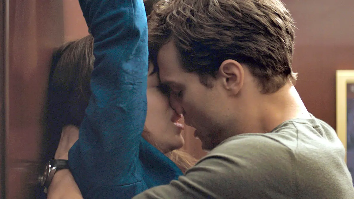 HANDOUT - Die Schauspieler Jamie Dornan und Dakota Johnson in einer Szene des Films 'Fifty Shades of Grey' (undatierte Aufnahme). Der Film von Sam Taylor-Johnson startet am 12.02.2015 im Kino. dpa (zu dpa-Kinostarts vom 05.02.2015) ACHTUNG: Nur zur redaktionellen Verwendung im Zusammenhang mit der Berichterstattung über den Film und nur bei Nennung Foto: Universal Pictures/dpa