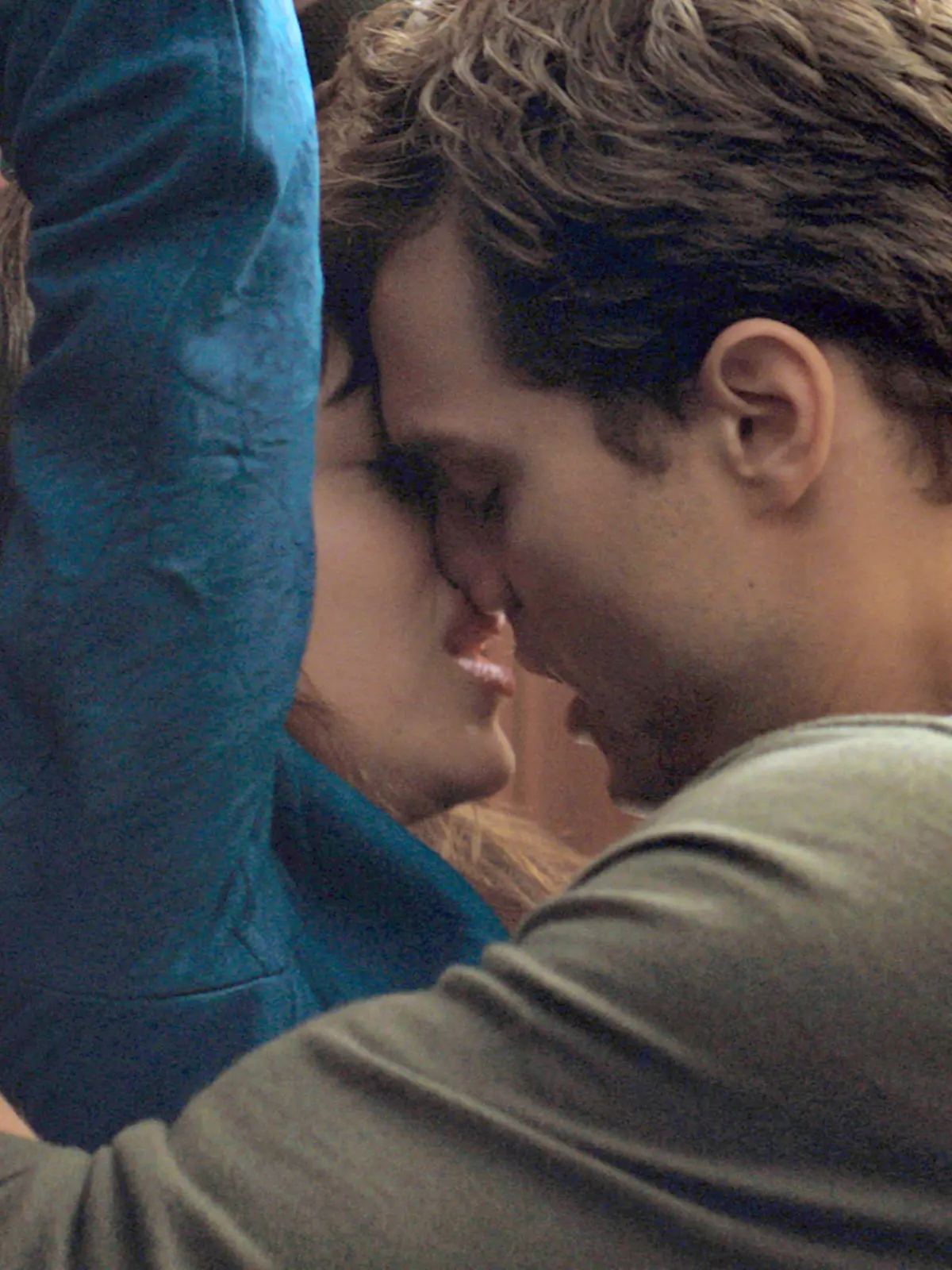HANDOUT - Die Schauspieler Jamie Dornan und Dakota Johnson in einer Szene des Films 'Fifty Shades of Grey' (undatierte Aufnahme). Der Film von Sam Taylor-Johnson startet am 12.02.2015 im Kino. dpa (zu dpa-Kinostarts vom 05.02.2015) ACHTUNG: Nur zur redaktionellen Verwendung im Zusammenhang mit der Berichterstattung über den Film und nur bei Nennung Foto: Universal Pictures/dpa