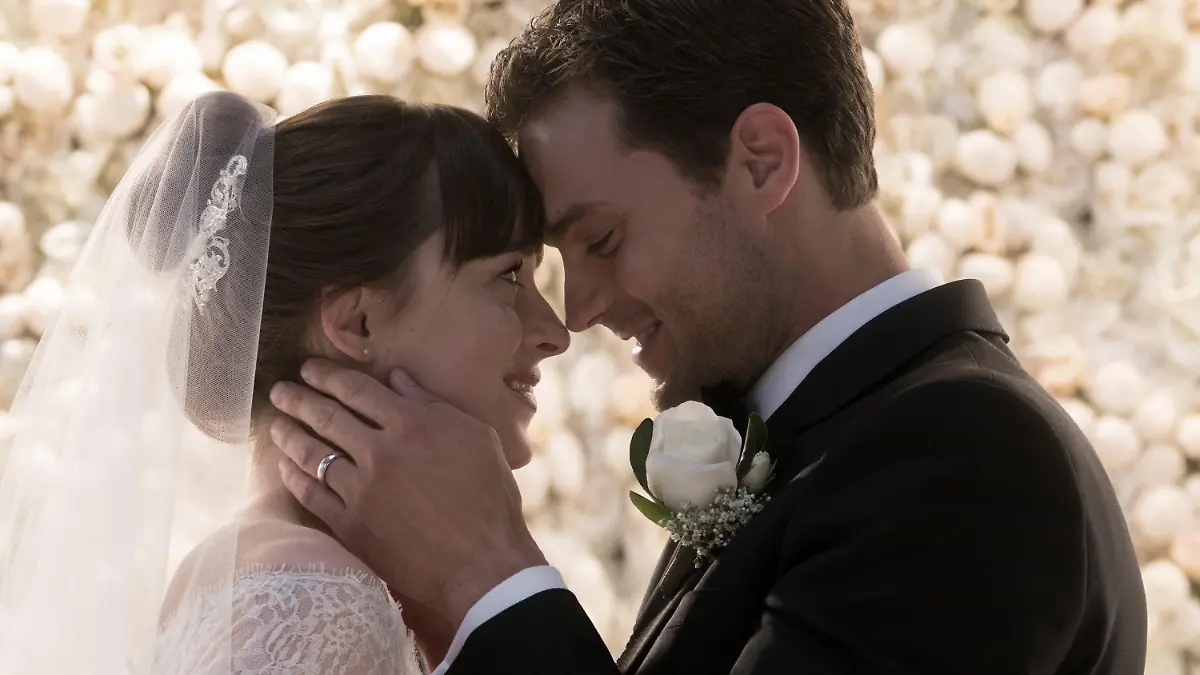 HANDOUT - Undatiert: Dakota Johnson und Jamie Dornan in einer Szene des Films «Fifty Shades of Grey - Befreite Lust». Der Film kommt am 08.02.2018 in die deutschen Kinos. (zu dpa "Dritter «Fifty Shades of Grey» an Spitze von Nordamerikas Kinocharts" vom 12.02.2018) Foto: Doane Gregory/Universal Pictures/dpa - ACHTUNG: Nur zur redaktionellen Verwendung im Zusammenhang mit der aktuellen Berichterstattung über den Film und nur mit vollständiger Nennung des vorstehenden Credits +++ dpa-Bildfunk +++