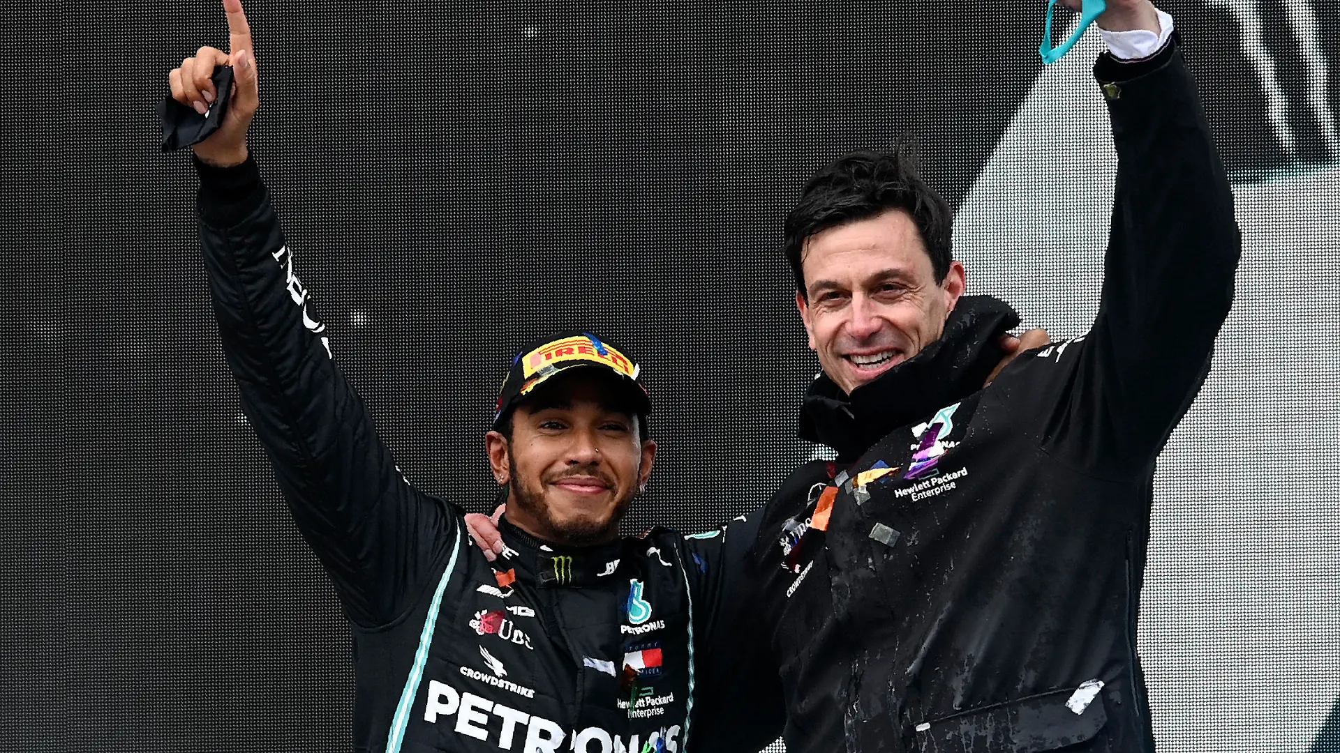ARCHIV - 15.11.2020, Türkei, Istanbul: Motorsport: Formel-1-Weltmeisterschaft, Grand Prix der Türkei, Rennen: Lewis Hamilton (l) aus Großbritannien vom Team Mercedes feiert mit Toto Wolff, Motorsportchef vom Team Mercedes, seinen Sieg und Weltmeistertitel. Wolff nimmt die noch immer laufenden Verhandlungen mit Formel-1-Rekordweltmeister Hamilton mit Humor. Foto: Ozan Kose/POOL AFP/AP/dpa +++ dpa-Bildfunk +++