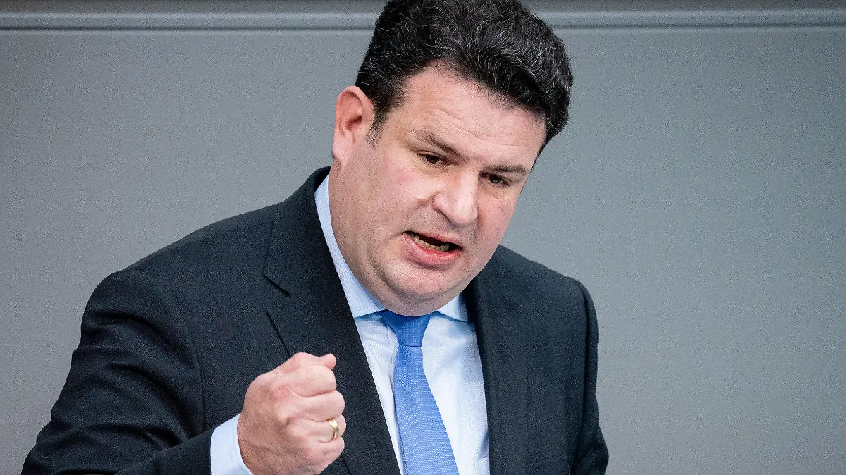 06.05.2021, Berlin: Hubertus Heil (SPD), Bundesminister für Arbeit und Soziales, spricht bei der Sitzung des Bundestags zu den Abgeordneten. Thema ist betriebliche Mitbestimmung. Foto: Kay Nietfeld/dpa +++ dpa-Bildfunk +++