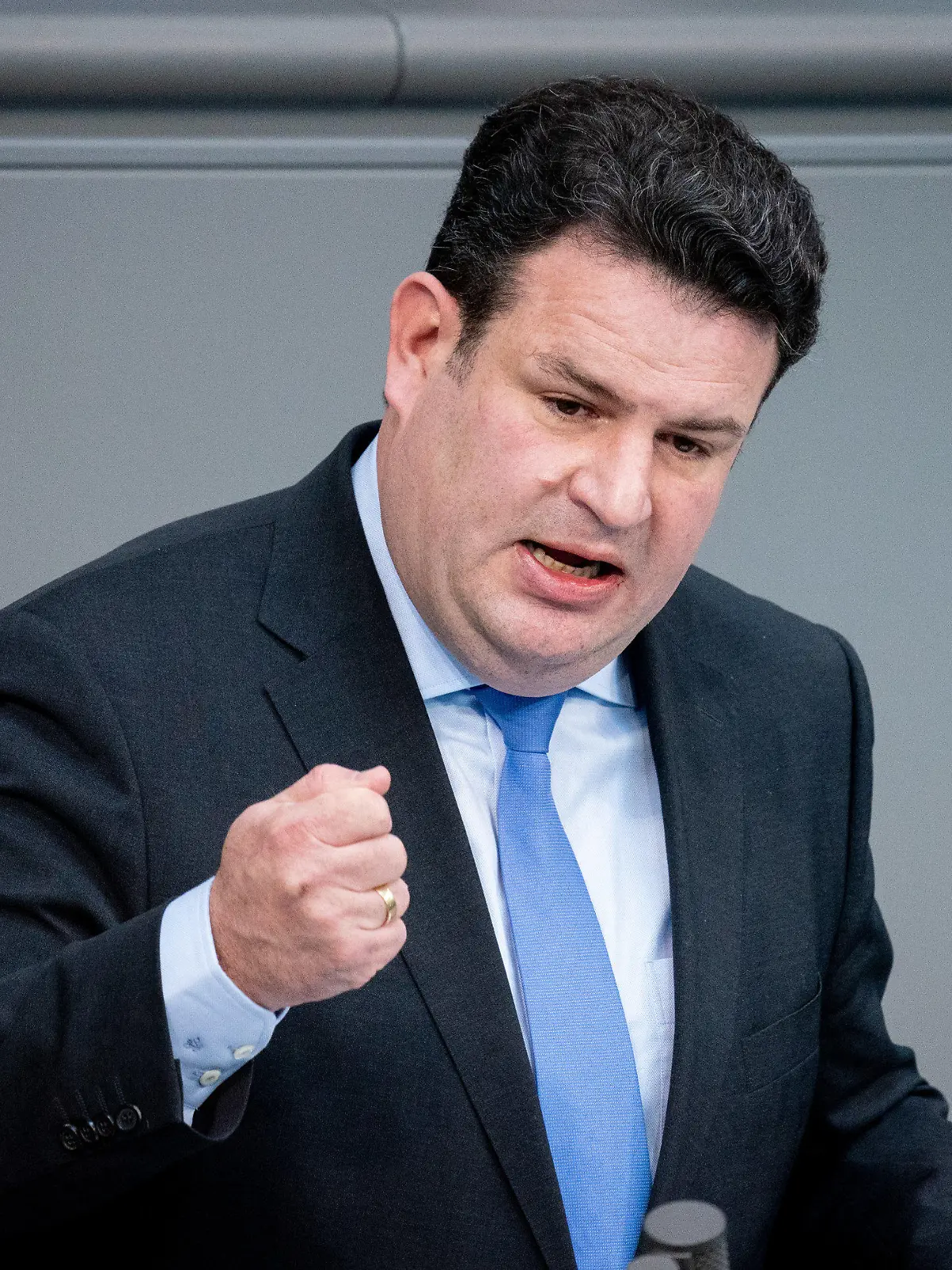 06.05.2021, Berlin: Hubertus Heil (SPD), Bundesminister für Arbeit und Soziales, spricht bei der Sitzung des Bundestags zu den Abgeordneten. Thema ist betriebliche Mitbestimmung. Foto: Kay Nietfeld/dpa +++ dpa-Bildfunk +++