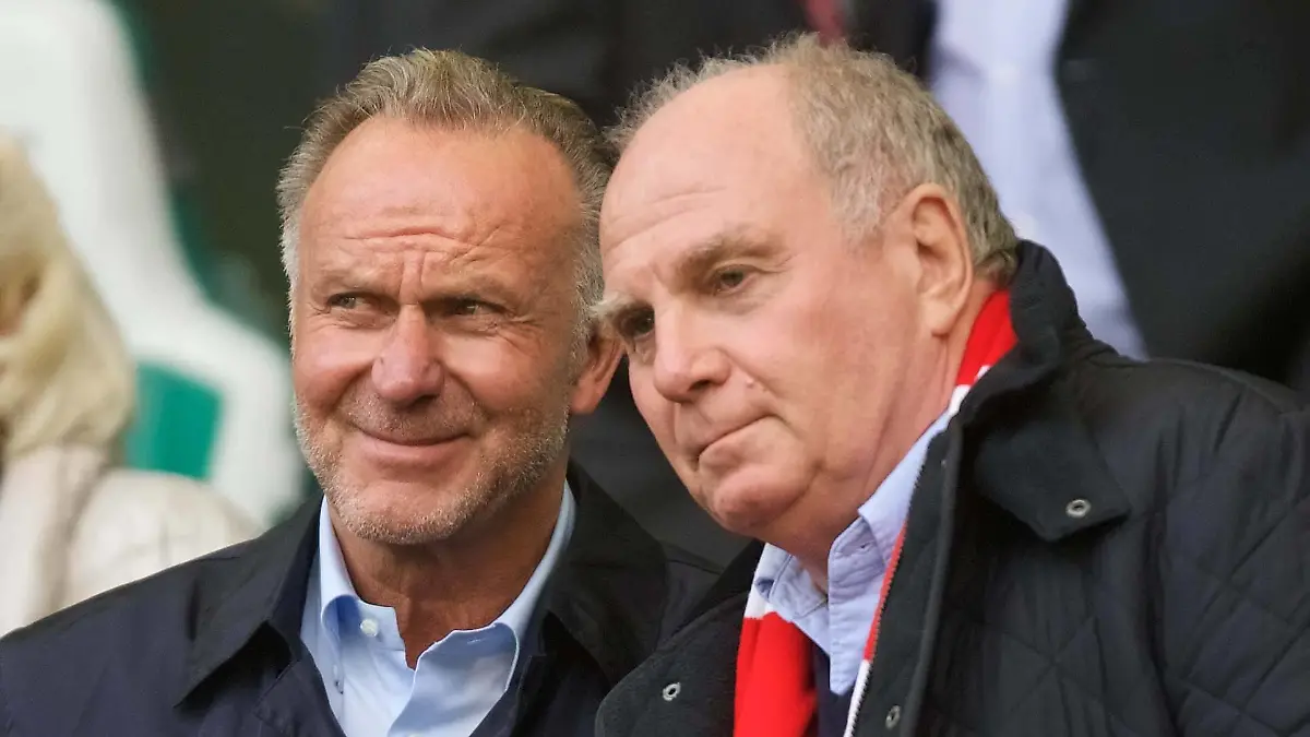 Sport Bilder des Tages Fussball Berlin 20.10.2018 Saison 2018 / 2018 1. Bundesliga / DFL VFL Wolfsburg - FC Bayern München Uli Hoeneß Karl-Heinz Rummenigge li. Gemäß den Vorgaben der DFL Deutsche Fußball Liga ist es untersagt, in dem Stadion und/oder vom Spiel angefertigte Fotoaufnahmen in Form von Sequenzbildern und/oder videoähnlichen Fotostrecken zu verwerten bzw. verwerten zu lassen. // DFL regulations prohibit any use of photographs as image sequences and/or quasi-video *** Football Berlin 20 10 2018 Season 2018 2018 1 Bundesliga DFL VFL Wolfsburg FC Bayern Munich Uli Hoeness Karl Heinz Rummenigge li In accordance with the requirements of the DFL German Football League it is prohibited to take photos in the stadium and / or from the game in the form of sequence pictures and / or video-like photo galleries to be exploited or recycled DFL regulations prohibit any use of photographs as image sequences or quasi video  