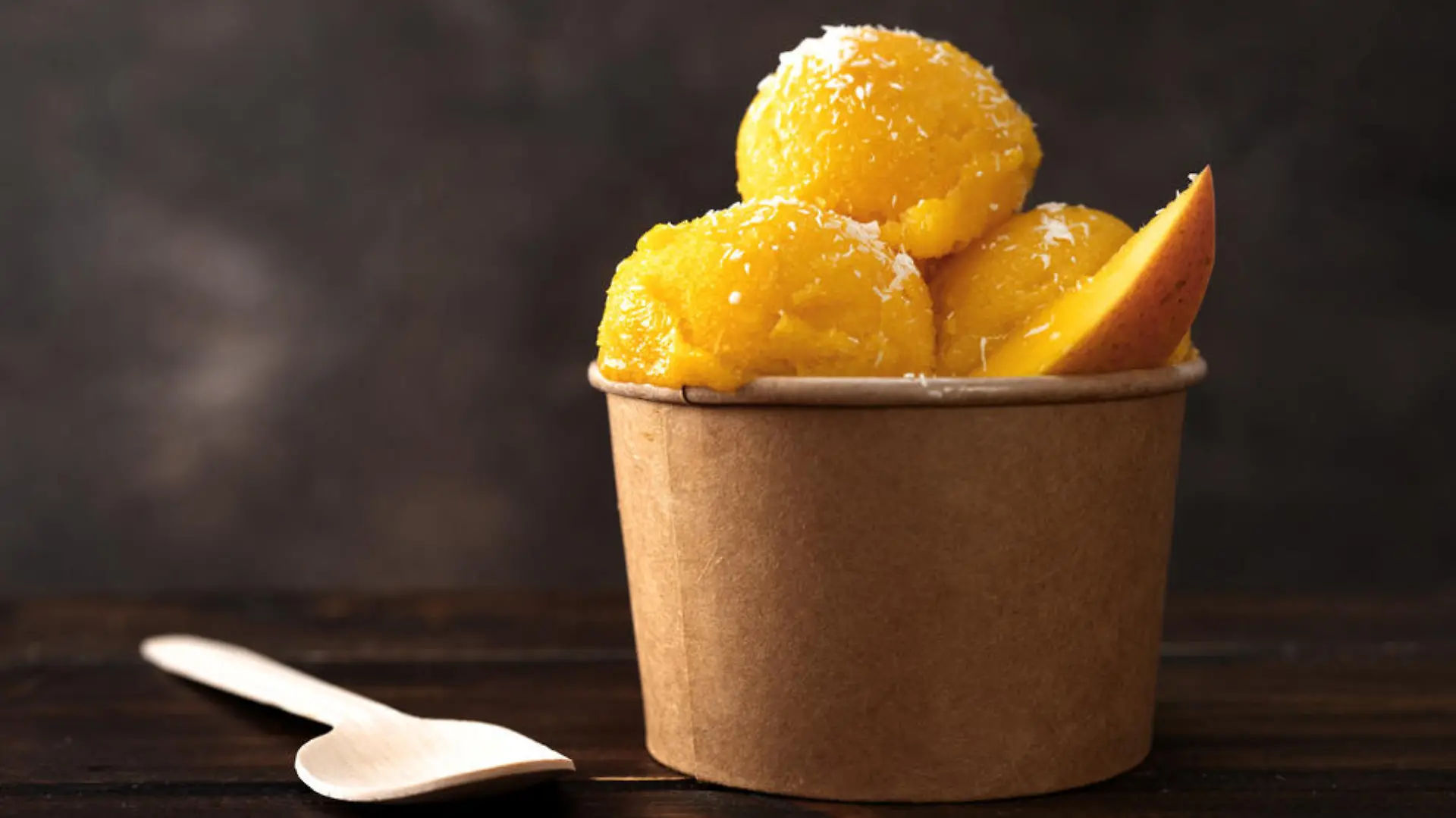 Selbstgemachtes Mango-Sorbet im Becher