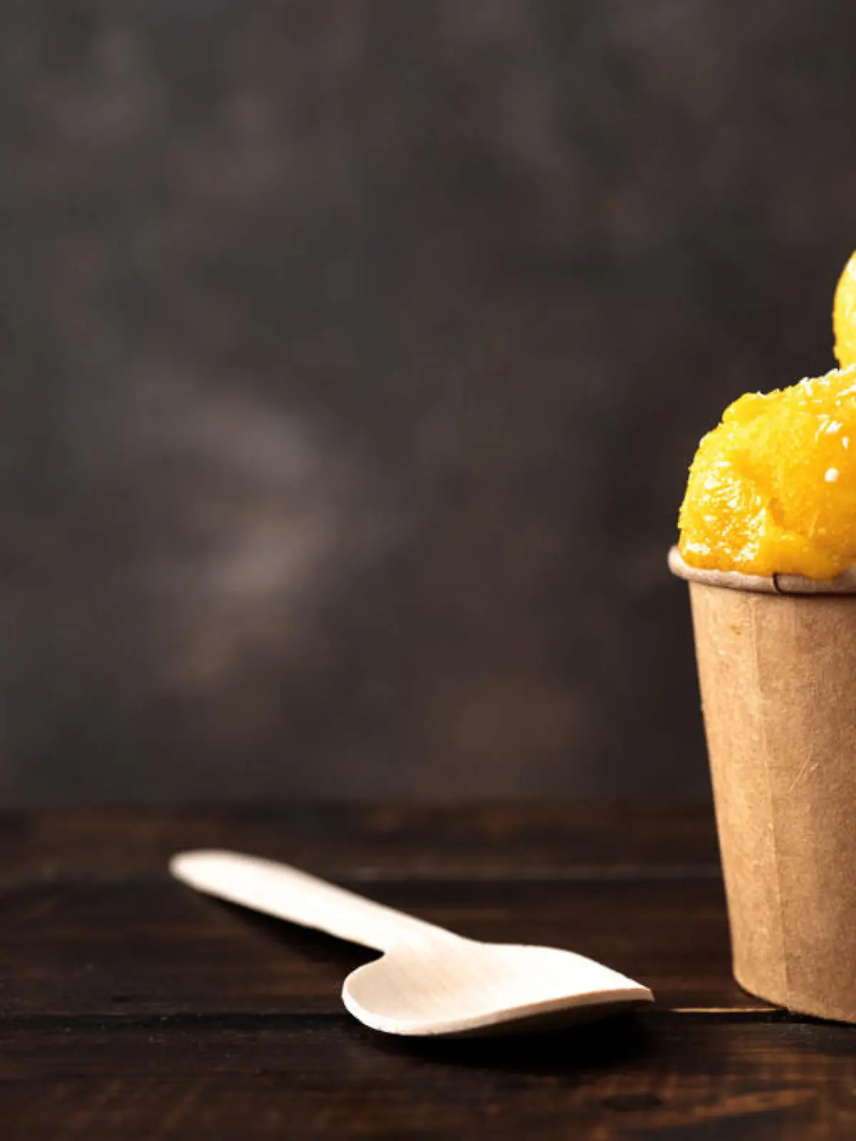 Selbstgemachtes Mango-Sorbet im Becher