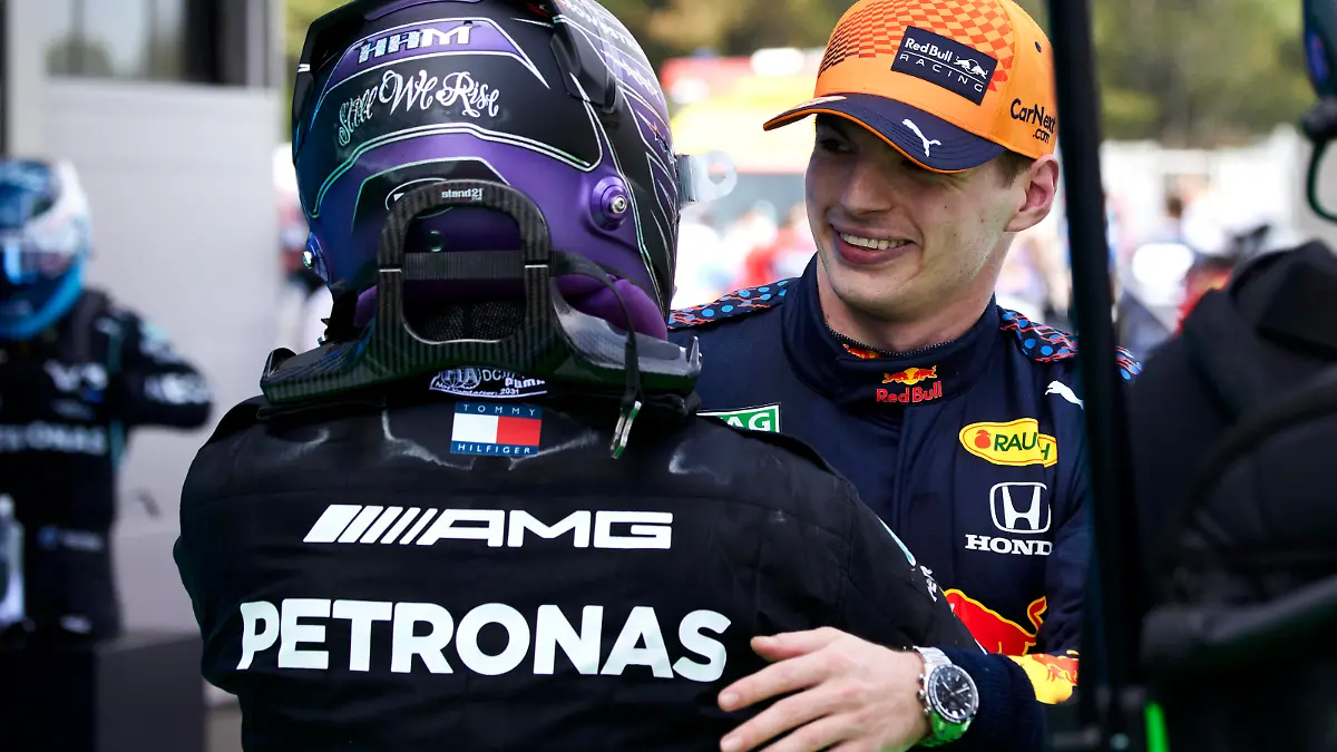 Formula 1 2021: Spanish GP CIRCUIT DE BARCELONA-CATALUNYA, SPAIN - MAY 09: Sir Lewis Hamilton, Mercedes, 1st position, and Max Verstappen, Red Bull Racing, 2nd position, congratulate each other in Parc Ferme during the Spanish GP at Circuit de Barcelona-Catalunya on Sunday May 09, 2021 in Barcelona, Spain. Photo by Steve Etherington / LAT Images Images PUBLICATIONxINxGERxSUIxAUTxHUNxONLY GP2104_134131SNE41002