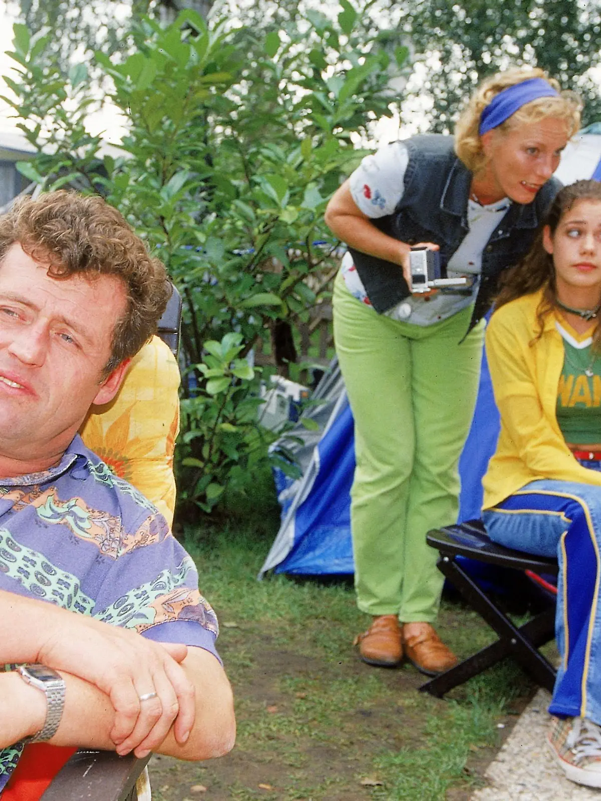 Uschi (Antje Lewald, 2.v.re.) bittet Tanja (Felicitas Woll), ihr zu helfen. Sie will Benno (Willi Thomczyk) filmen, aber Benno weigert sich, den Statisten zu mimen.