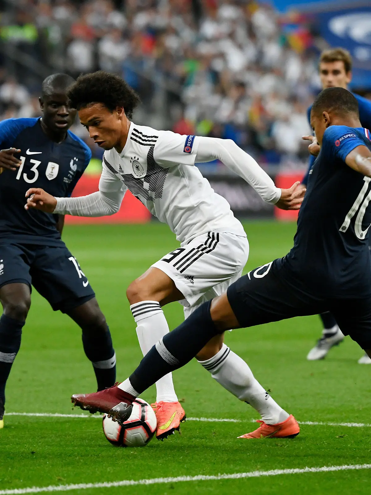 16.10.2018, Frankreich, Paris: Fußball: Nations League A, Frankreich - Deutschland, Gruppenphase, Gruppe 1, 4. Spieltag im Stade de France. Leroy Sane (M) aus Deutschland und N'Golo Kanté (l) und Kylian Mbappe aus Frankreich kämpfen um den Ball. Foto: Ina Fassbender/dpa +++ dpa-Bildfunk +++