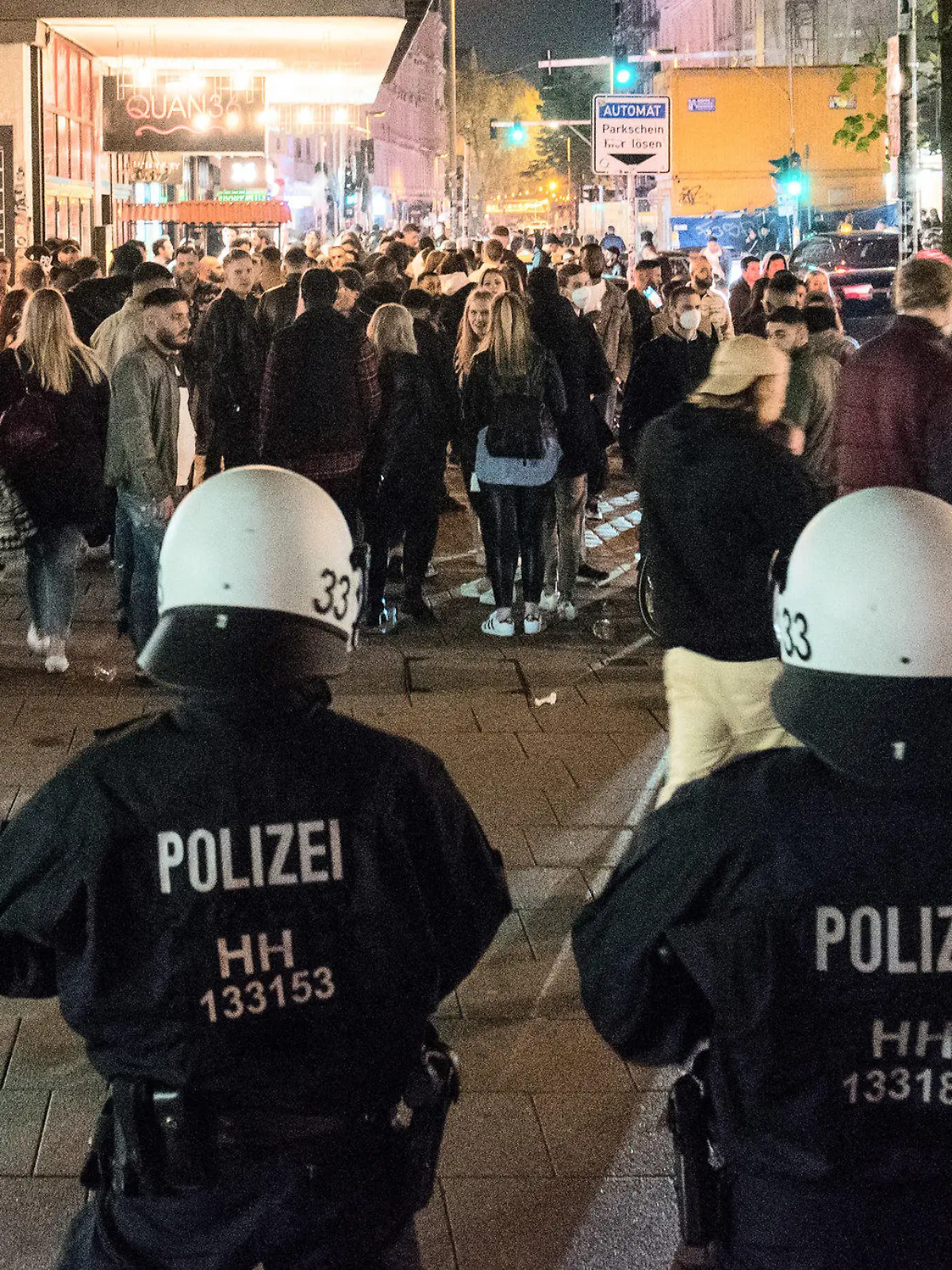 dpatopbilder - 29.05.2021, Hamburg: Polizisten treiben am späten Abend Besucher aus dem Schanzenviertel. Nachdem sich zahlreiche Menschen in Parks und auf den Straßen versammelt hatten, hat die Polizei das Viertel am Abend geräumt und Geschäfte und Gastronomie eher schließen lassen. (Nutzung nur im vollen Format) Foto: Daniel Bockwoldt/dpa +++ dpa-Bildfunk +++