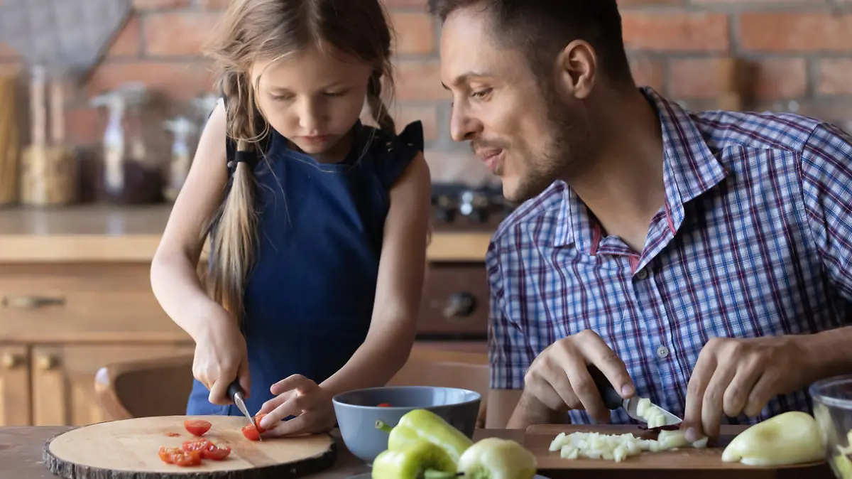 Kinder lieben es, in der Küche zu helfen
