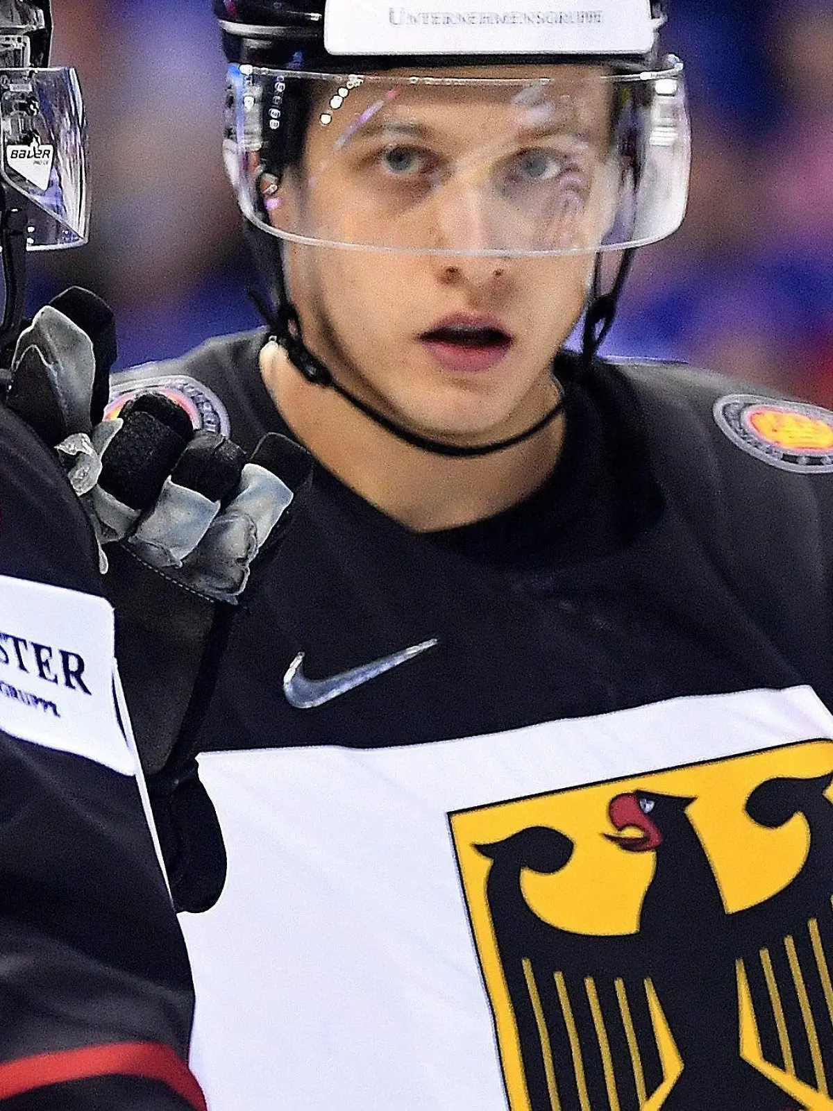 ARCHIV - 12.05.2019, Slowakei, Kosice: Eishockey: WM, Dänemark - Deutschland, Vorrunde, Gruppe A, 2. Spieltag in der Steel Arena. Deutschlands Leon Draisaitl (l) und Dominik Kahun besprechen sich während des Spiels. (zu dpa «NHL-Stürmer Kahun bei Eishockey-WM in Riga angekommen») Foto: Monika Skolimowska/dpa-Zentralbild/dpa +++ dpa-Bildfunk +++