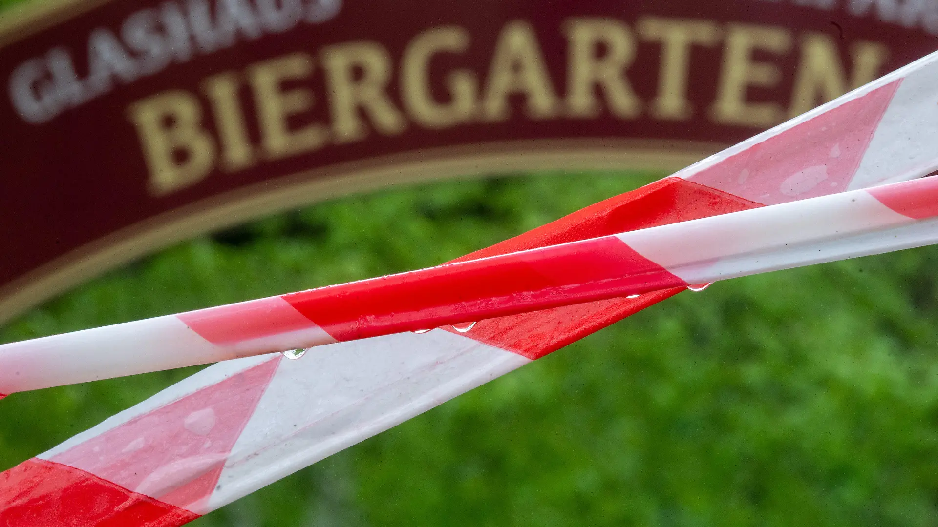13.05.2021, Sachsen, Leipzig: Absperrband ist vor dem Eingang zu einem Biergarten in Leipzig zu sehen. Auch am Himmelfahrtstag gilt für die Gastronomie in Leipzig noch die Regelung der sogenannten Bundesnotbremse. Ab Freitag (14.05.2021) lockert Leipzig die Corona-Regeln. Eine Inzidenz unter 100 erlaubt dann unter anderem das Öffnen der Außengastronomie. Foto: Hendrik Schmidt/dpa-Zentralbild/dpa +++ dpa-Bildfunk +++