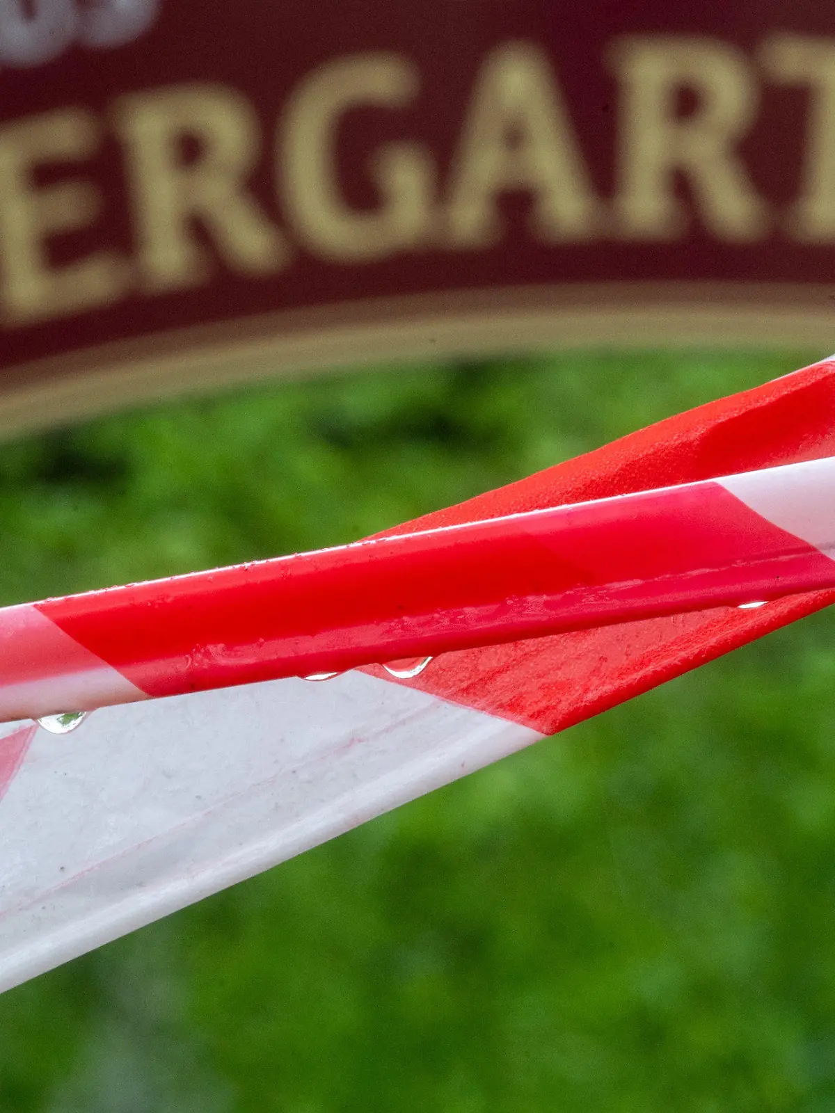 13.05.2021, Sachsen, Leipzig: Absperrband ist vor dem Eingang zu einem Biergarten in Leipzig zu sehen. Auch am Himmelfahrtstag gilt für die Gastronomie in Leipzig noch die Regelung der sogenannten Bundesnotbremse. Ab Freitag (14.05.2021) lockert Leipzig die Corona-Regeln. Eine Inzidenz unter 100 erlaubt dann unter anderem das Öffnen der Außengastronomie. Foto: Hendrik Schmidt/dpa-Zentralbild/dpa +++ dpa-Bildfunk +++