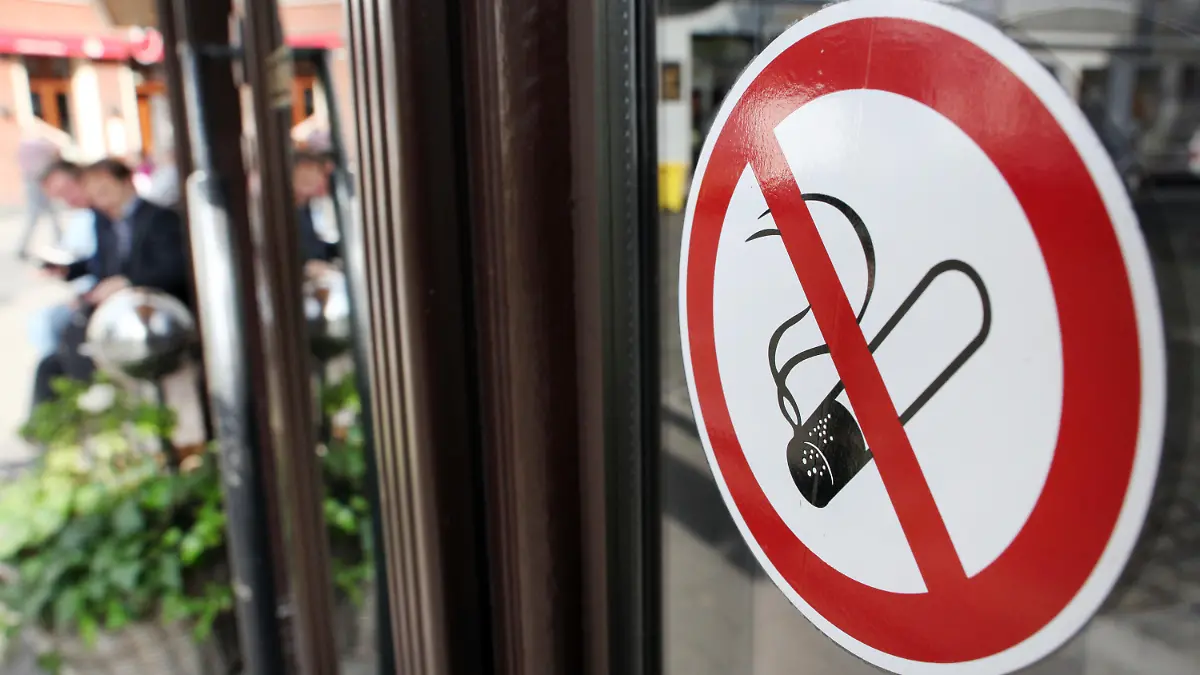 ARCHIV - Ein Nichtraucher-Aufkleber klebt am 04.07.2012 in der Altstadt von Düsseldorf (Nordrhein-Westfalen) an einer Scheibe. Nichtraucher besser vor den gefährlichen Folgen des Passivrauchens schützen - über dieses Thema diskutieren die Abgeordneten des Magdeburger Landtags am Donnerstag. (zu dpa «Landtag will Nichtraucherschutz verbessern» vom 05.04.2017) Foto: Martin Gerten/dpa +++(c) dpa - Bildfunk+++