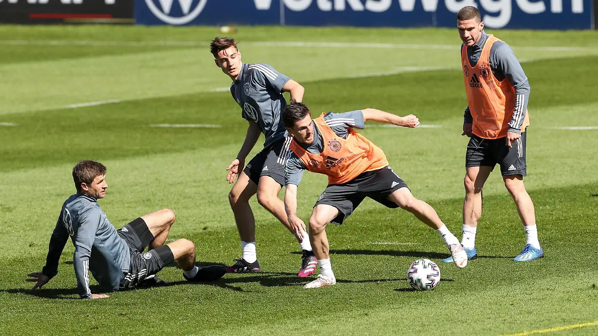 im Zweikampf, Aktion, mit Thomas Mueller 25 Deutschland, Trainingslager, Deutsche Nationalmannschaft, DFB, Europameisterschaft, 30.05.2021, Seefeld Tirol Oesterreich *** in duel, action, with Thomas Mueller 25 Germany , training camp, German national team, DFB, European Championship, 30 05 2021, Seefeld Tirol Austria Copyright: xkolbert-press/ChristianxKolbertx 
