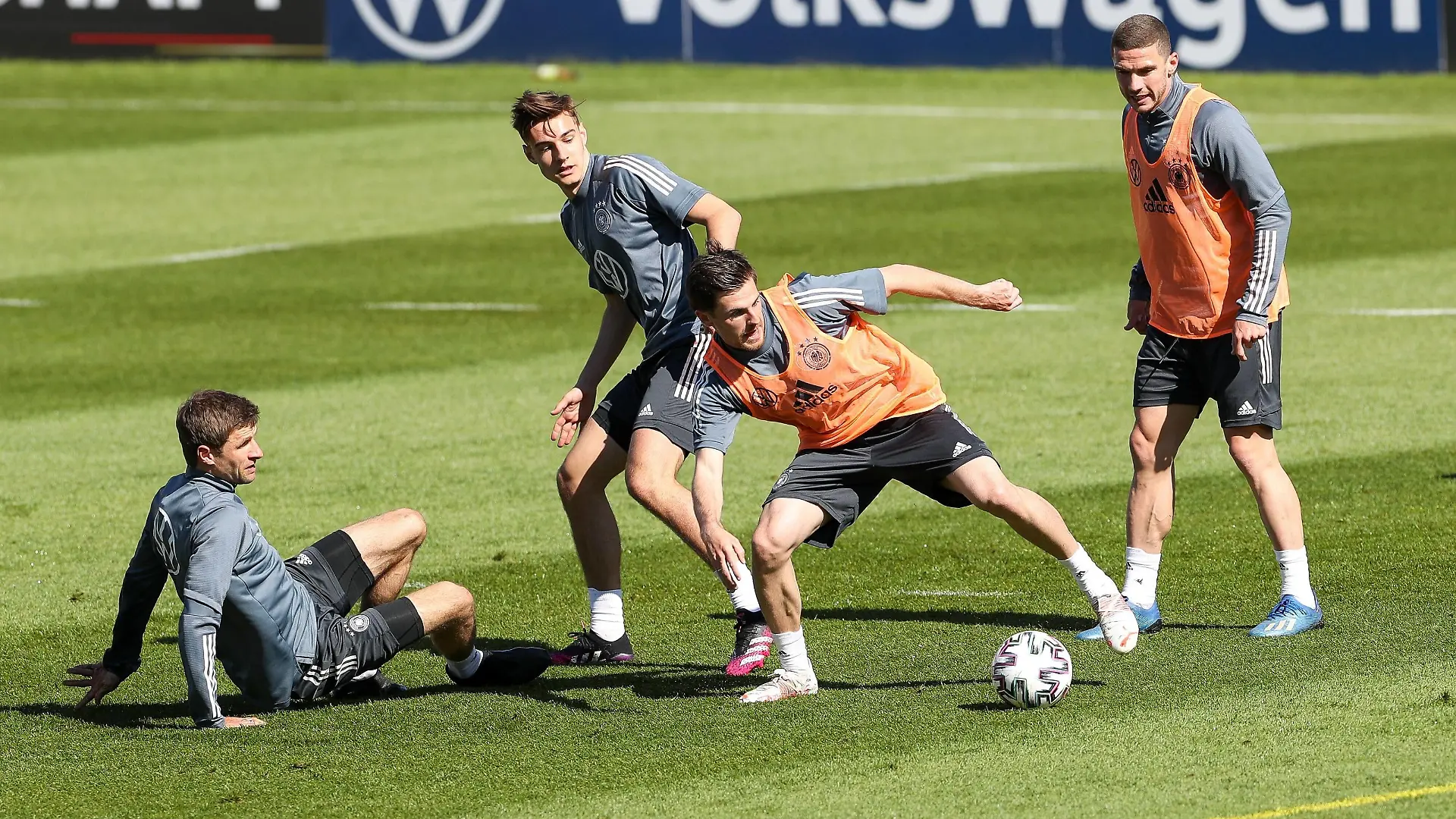 im Zweikampf, Aktion, mit Thomas Mueller 25 Deutschland, Trainingslager, Deutsche Nationalmannschaft, DFB, Europameisterschaft, 30.05.2021, Seefeld Tirol Oesterreich *** in duel, action, with Thomas Mueller 25 Germany , training camp, German national team, DFB, European Championship, 30 05 2021, Seefeld Tirol Austria Copyright: xkolbert-press/ChristianxKolbertx