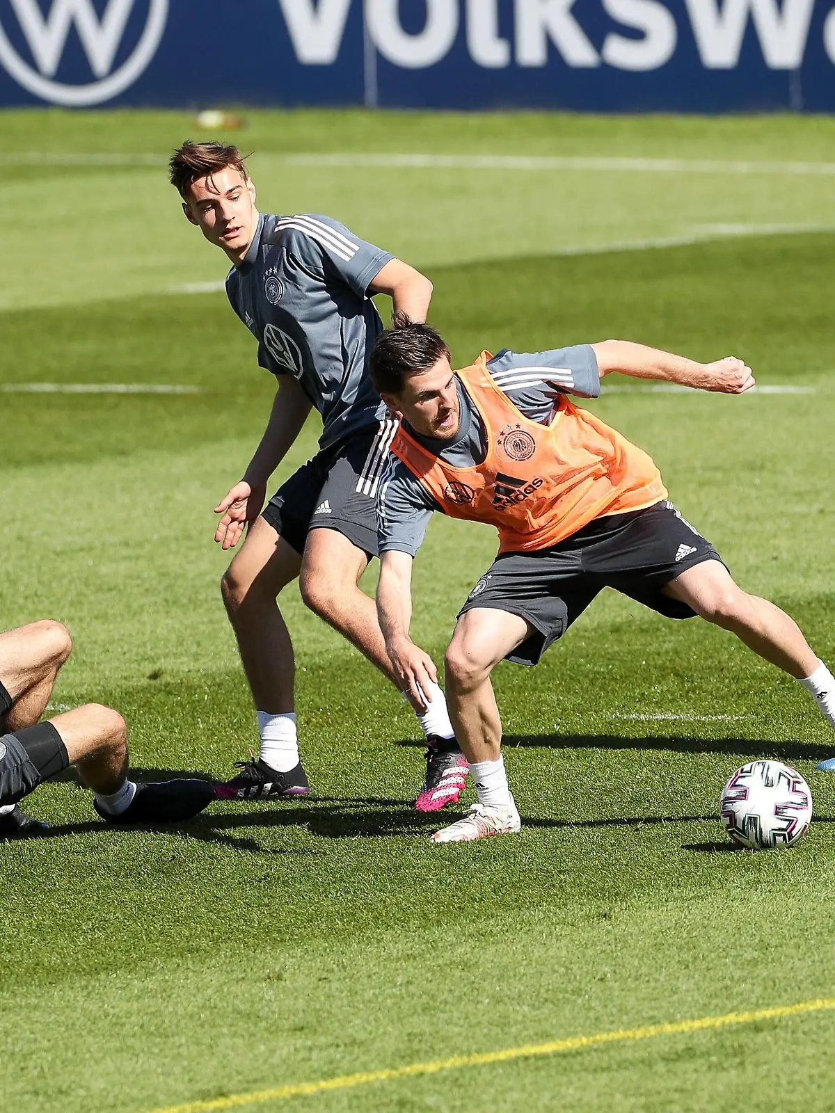 im Zweikampf, Aktion, mit Thomas Mueller 25 Deutschland, Trainingslager, Deutsche Nationalmannschaft, DFB, Europameisterschaft, 30.05.2021, Seefeld Tirol Oesterreich *** in duel, action, with Thomas Mueller 25 Germany , training camp, German national team, DFB, European Championship, 30 05 2021, Seefeld Tirol Austria Copyright: xkolbert-press/ChristianxKolbertx 