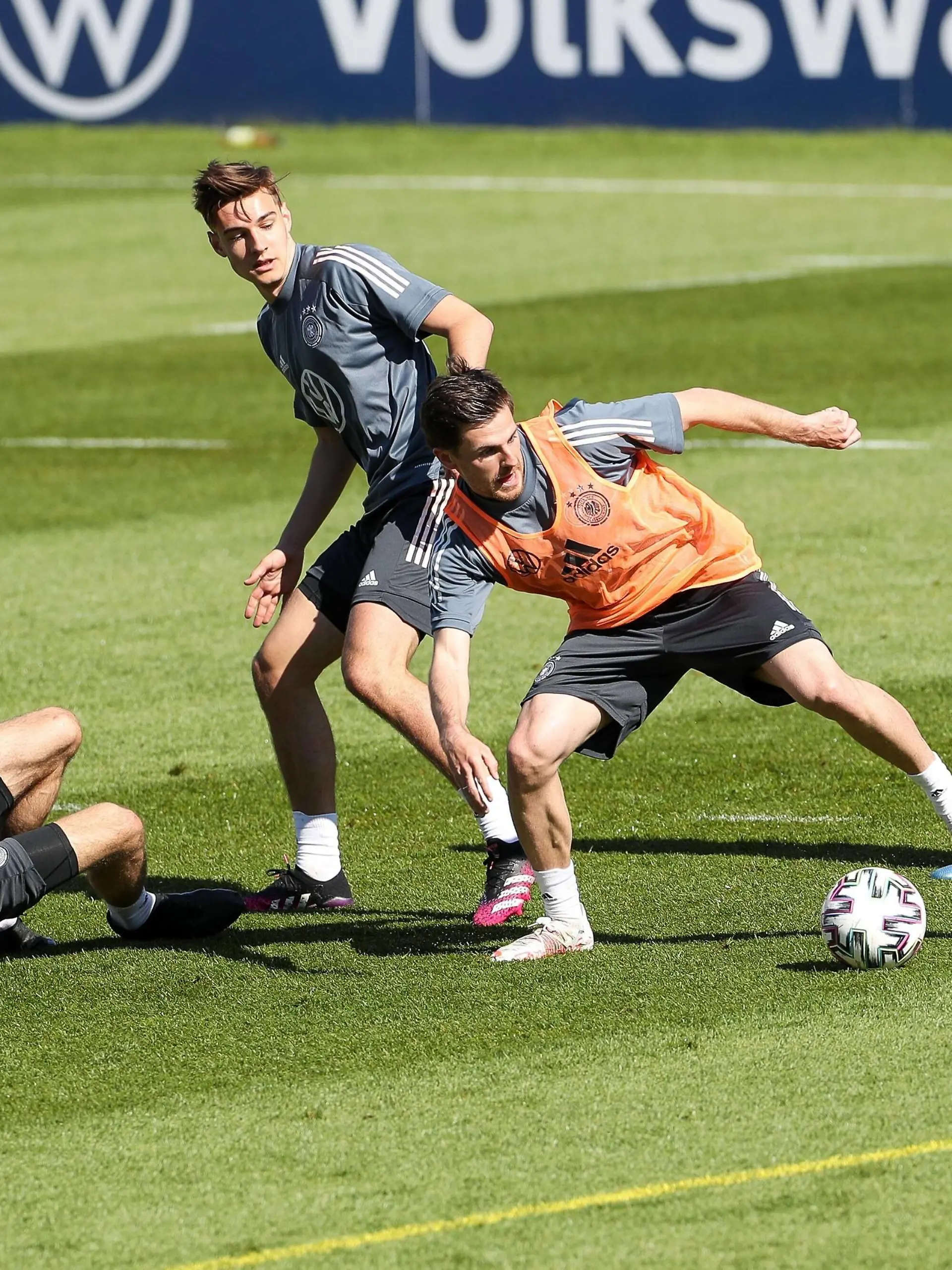 im Zweikampf, Aktion, mit Thomas Mueller 25 Deutschland, Trainingslager, Deutsche Nationalmannschaft, DFB, Europameisterschaft, 30.05.2021, Seefeld Tirol Oesterreich *** in duel, action, with Thomas Mueller 25 Germany , training camp, German national team, DFB, European Championship, 30 05 2021, Seefeld Tirol Austria Copyright: xkolbert-press/ChristianxKolbertx 