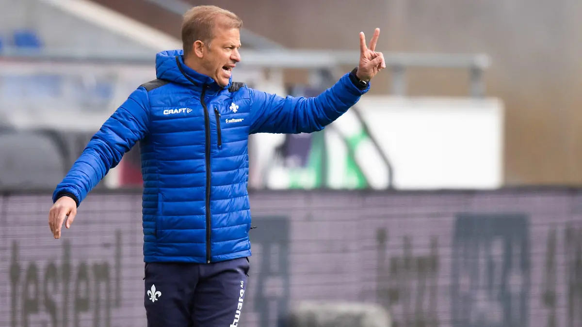ARCHIV - 07.05.2021, Niedersachsen, Hannover: Fußball: 2. Bundesliga, 32. Spieltag Hannover 96 - SV Darmstadt 98 in der HDI-Arena. Darmstadts Trainer Markus Anfang reagiert auf den Spielverlauf. (zu dpa: «Kenner der zweiten Liga»: Markus Anfang wird neuer Werder-Trainer) Foto: Julian Stratenschulte/dpa +++ dpa-Bildfunk +++