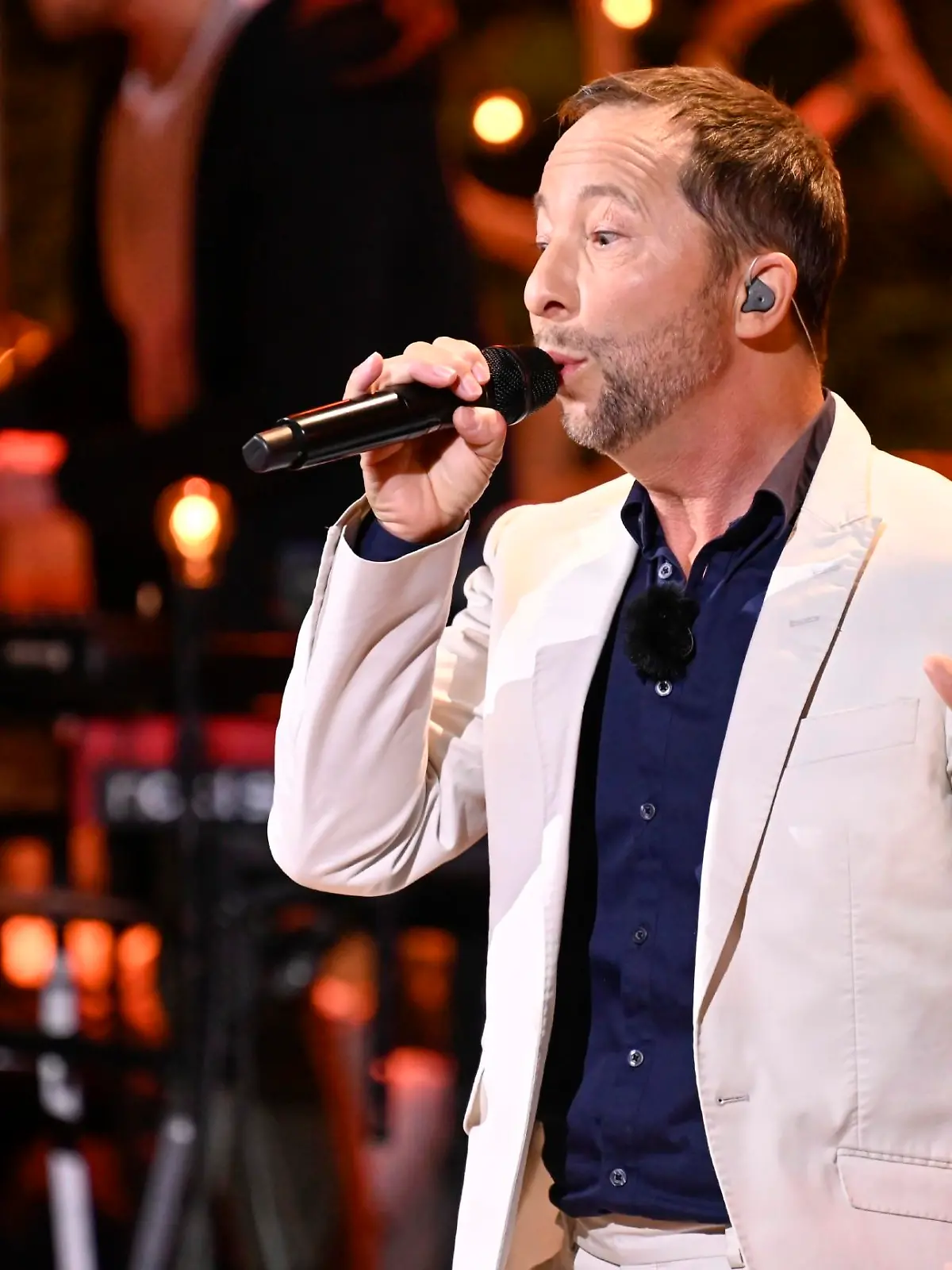 DJ BoBo überrascht am siebten Tauschabend von "Sing meinen Song" 2021 mit leisen Tönen.