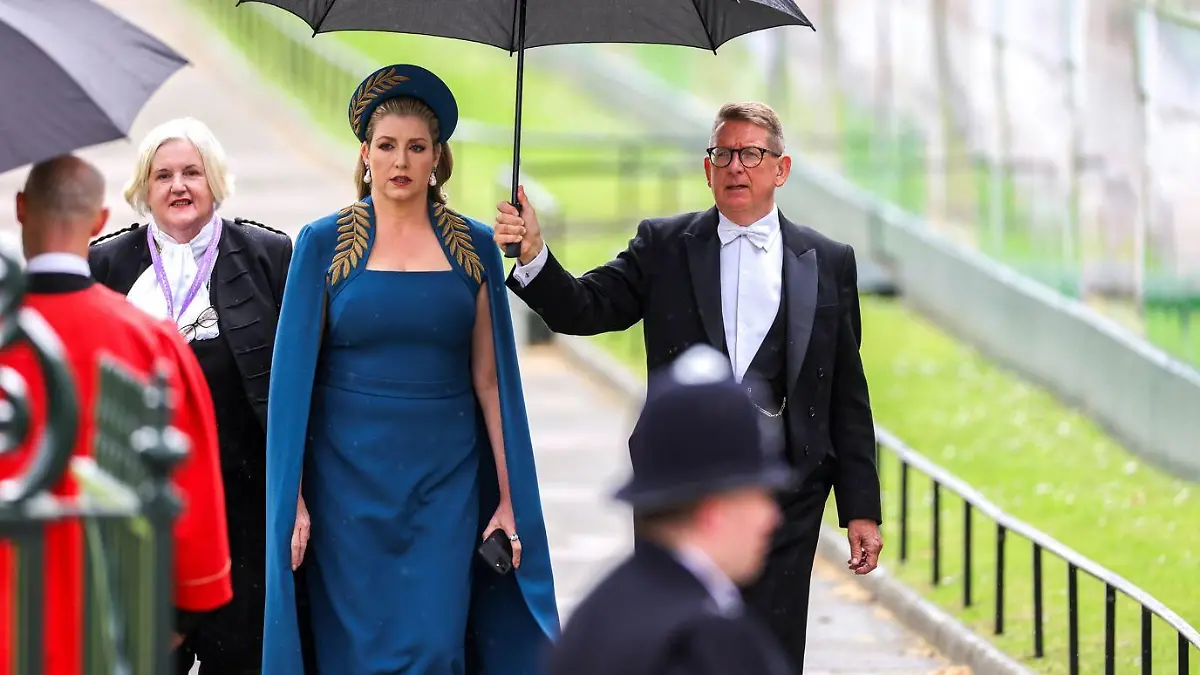Penny Mordaunt zog bei der Krönung von König Charles III. in ihrem petrolfarbenen Kleid alle Blicke auf sich. Wer ist die Frau?