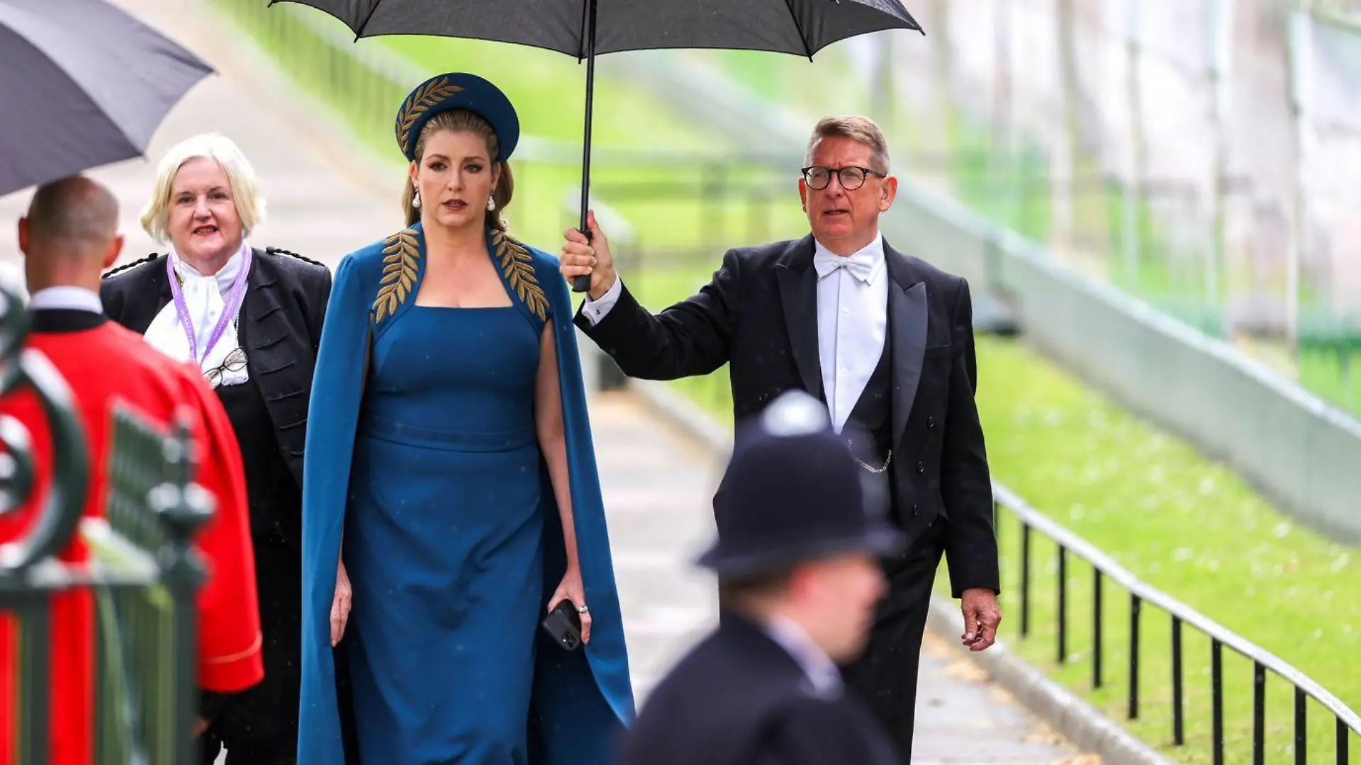 Penny Mordaunt zog bei der Krönung von König Charles III. in ihrem petrolfarbenen Kleid alle Blicke auf sich. Wer ist die Frau?