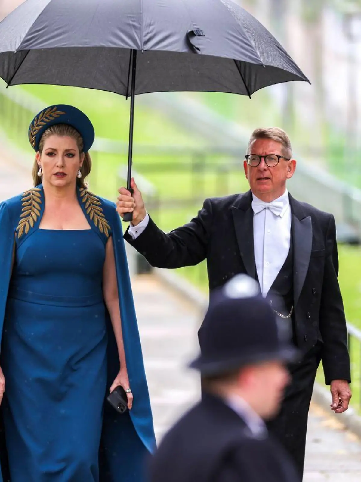 Penny Mordaunt zog bei der Krönung von König Charles III. in ihrem petrolfarbenen Kleid alle Blicke auf sich. Wer ist die Frau?