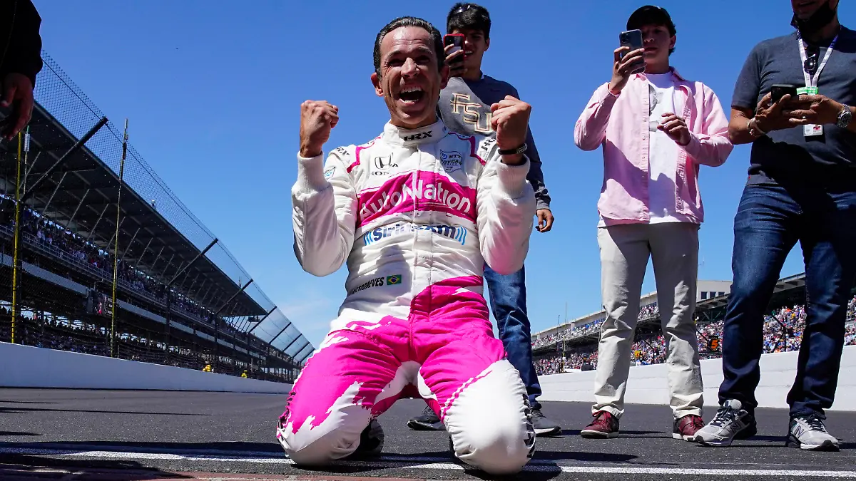 31.05.2021, USA, Indianapolis: Helio Castroneves aus Brasilien feiert auf dem Ziegelhof an der Start-/Ziellinie den Sieg beim Autorennen Indianapolis 500 auf dem Indianapolis Motor Speedway in Indianapolis. Foto: Paul Sancya/AP/dpa +++ dpa-Bildfunk +++