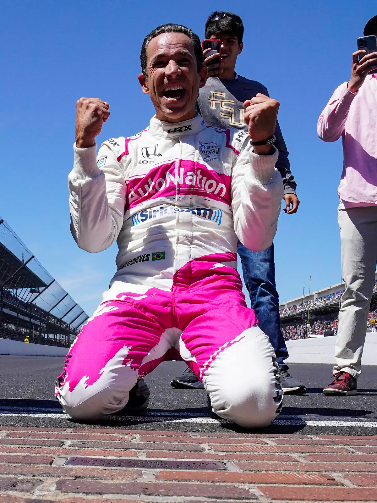 31.05.2021, USA, Indianapolis: Helio Castroneves aus Brasilien feiert auf dem Ziegelhof an der Start-/Ziellinie den Sieg beim Autorennen Indianapolis 500 auf dem Indianapolis Motor Speedway in Indianapolis. Foto: Paul Sancya/AP/dpa +++ dpa-Bildfunk +++