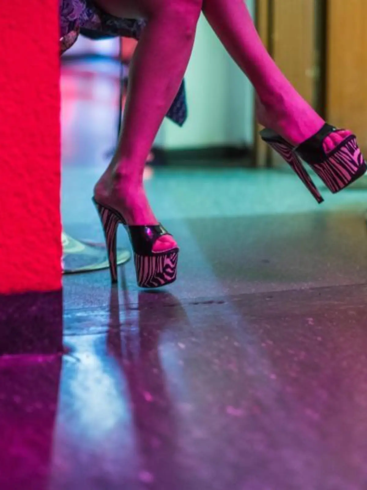 Eine Sexarbeiterin wartet in einem Bordell vor ihrem Zimmer