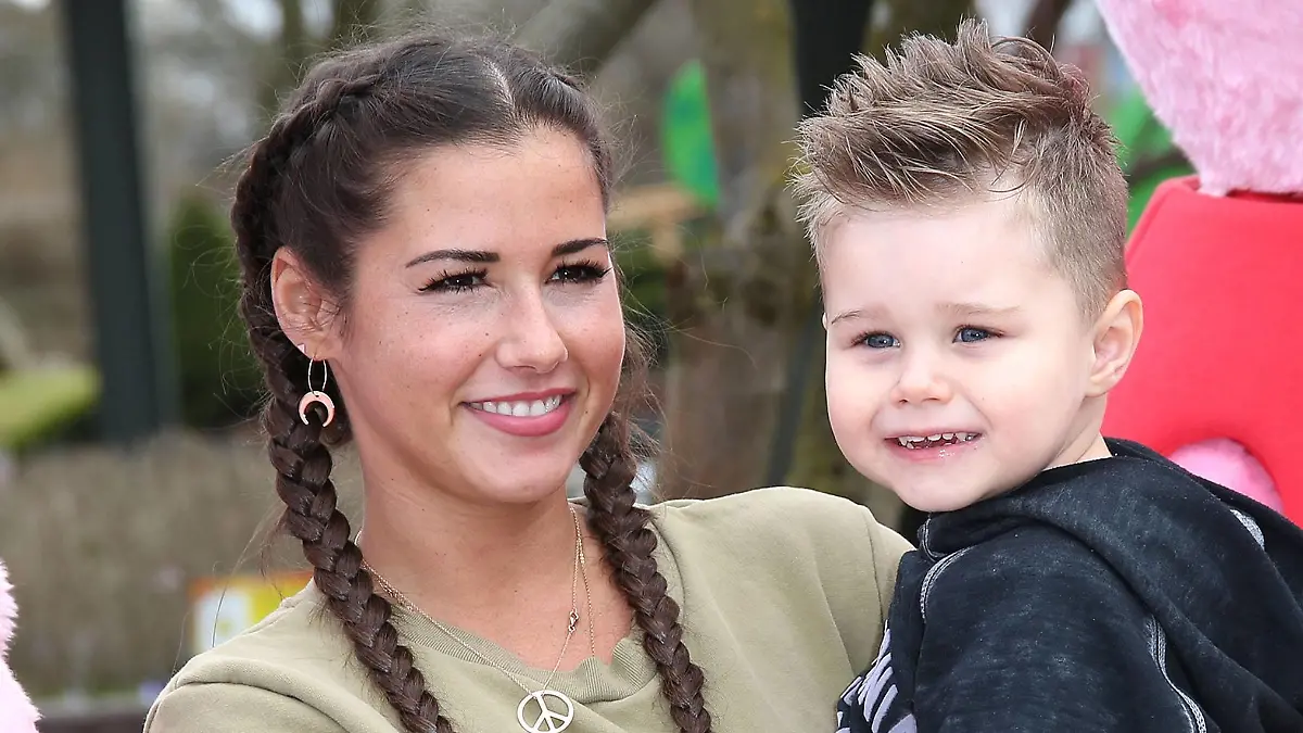 Sarah Lombardi mit ihrem Sohn Alessio bei ihrem Besuch zur Eröffnung der neuen Themenwelt Peppa Pig Land am 4.04.2018 zum Saison Start im Heide Park Resort in Soltau Heide Park Resort Themewelt Peppa Pig Land Eroeffnung mit Sarah Lombardi und ihrem Sohn Alessio, 2018 *** Sarah Lombardi with her son Alessio during her visit to the opening of the new theme world Peppa Pig Land on 4 04 2018 for the season Start in the Heide Park Resort in Soltau Heide Park Resort Thematic world Peppa Pig Land Opening with Sarah Lombardi and her son Alessio 2018 PUBLICATIONxINxGERxSUIxAUTxONLY