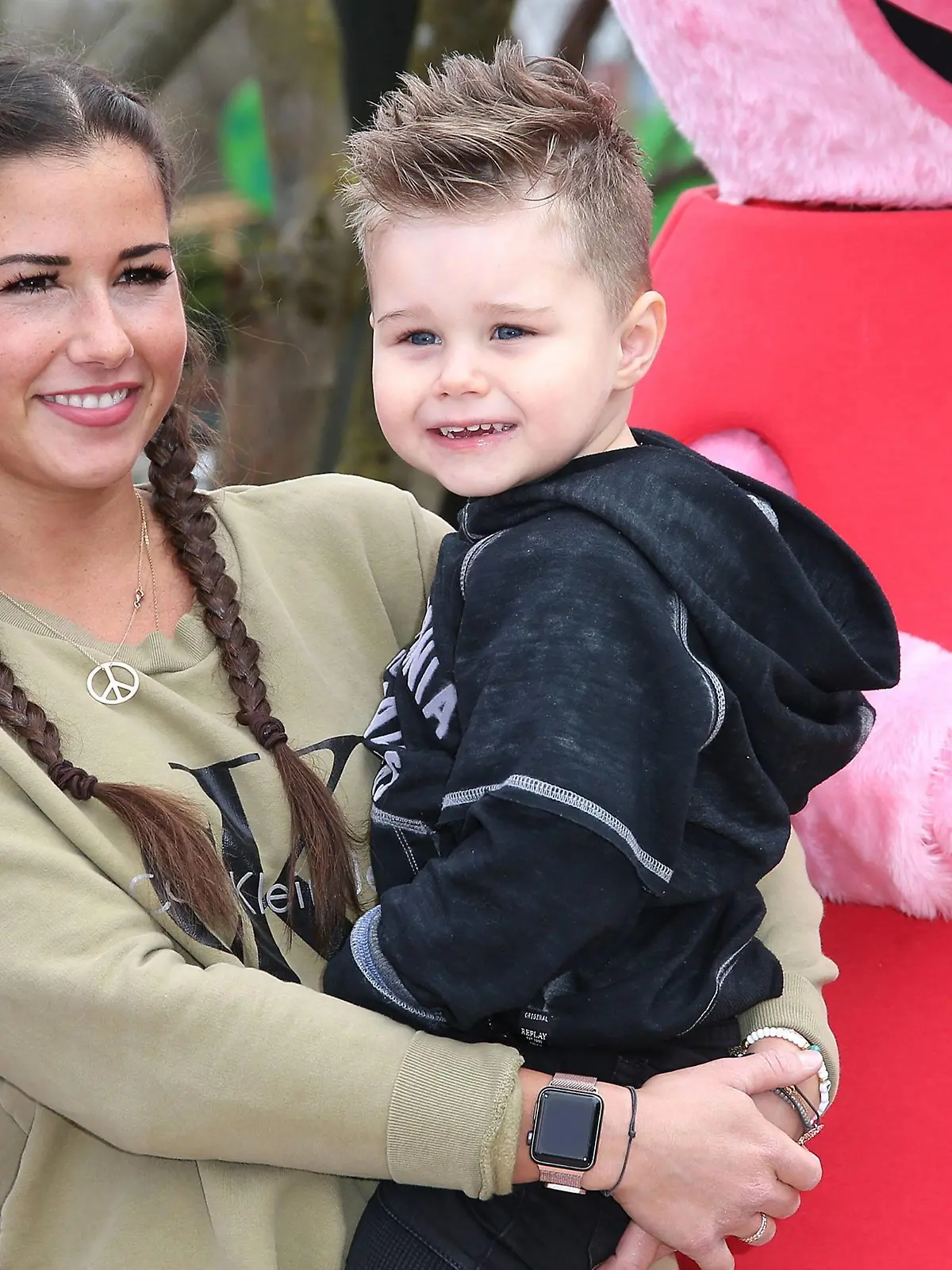  Sarah Lombardi mit ihrem Sohn Alessio bei ihrem Besuch zur Eröffnung der neuen Themenwelt Peppa Pig Land am 4.04.2018 zum Saison Start im Heide Park Resort in Soltau Heide Park Resort Themewelt Peppa Pig Land Eroeffnung mit Sarah Lombardi und ihrem Sohn Alessio, 2018 *** Sarah Lombardi with her son Alessio during her visit to the opening of the new theme world Peppa Pig Land on 4 04 2018 for the season Start in the Heide Park Resort in Soltau Heide Park Resort Thematic world Peppa Pig Land Opening with Sarah Lombardi and her son Alessio 2018 PUBLICATIONxINxGERxSUIxAUTxONLY