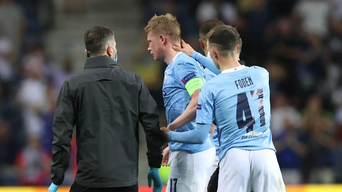 PORTO, PORTUGAL - MAY 29: Kevin De Bruyne of Manchester City is taken off after his collision with Antonio Rudiger of Chelsea during the UEFA Champions League Final between Manchester City and Chelsea FC at Estadio do Dragao on May 29, 2021 in Porto, Portugal. Photo by MB Media SPO, SOC, FOC PUBLICATIONxINxGERxSUIxAUTxONLY Copyright: xMBxMediax