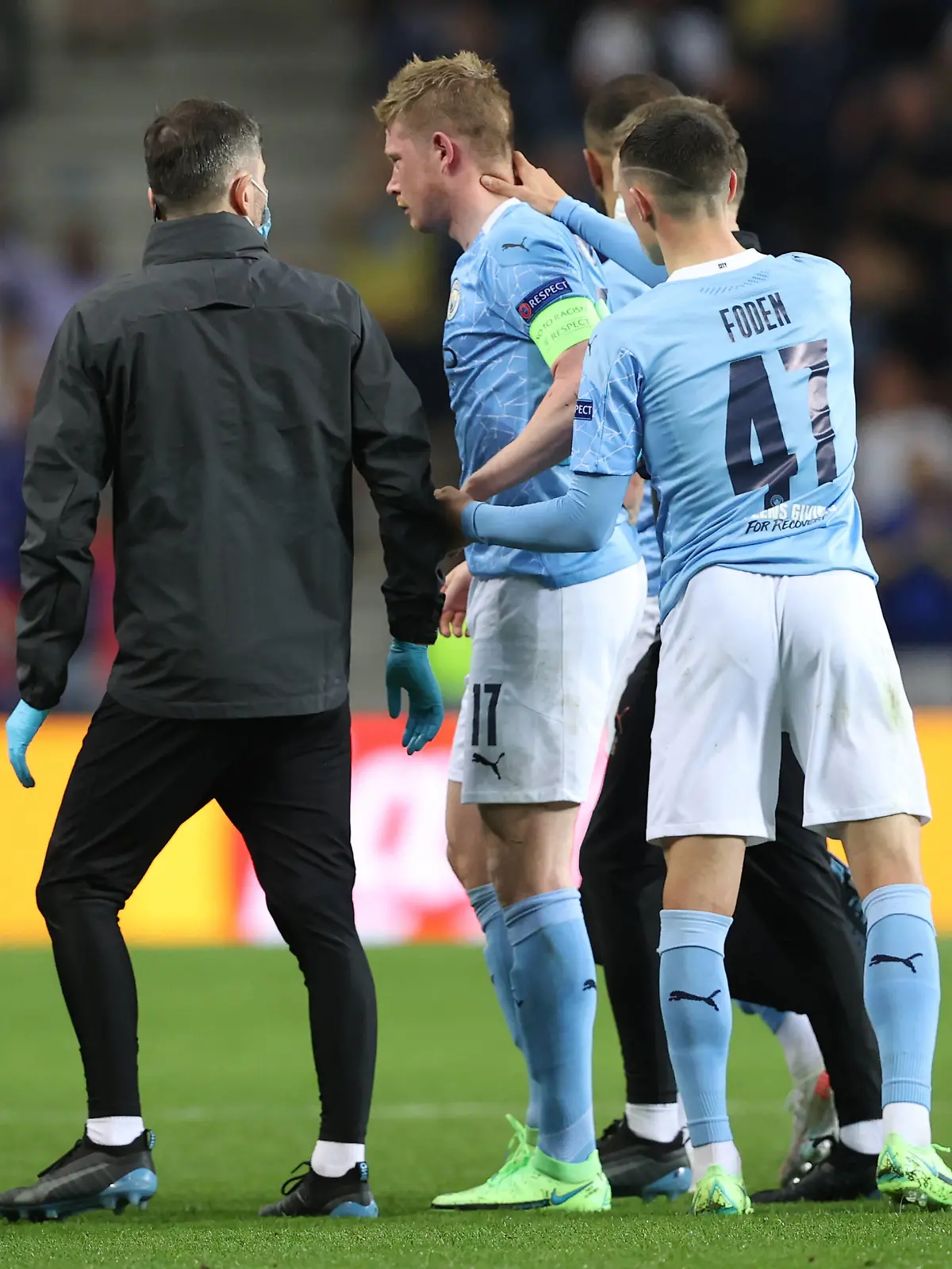 PORTO, PORTUGAL - MAY 29: Kevin De Bruyne of Manchester City is taken off after his collision with Antonio Rudiger of Chelsea during the UEFA Champions League Final between Manchester City and Chelsea FC at Estadio do Dragao on May 29, 2021 in Porto, Portugal. Photo by MB Media SPO, SOC, FOC PUBLICATIONxINxGERxSUIxAUTxONLY Copyright: xMBxMediax 