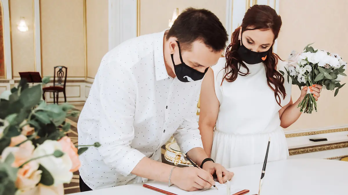 Brautpaar unterschreibt im Standesamt
