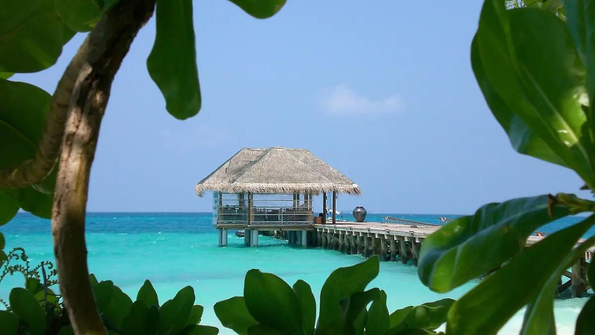 ARCHIV - Der Anlegeplatz für die Wasserflugzeuge des Diva Maldives Ressorts auf den Malediven (Archivfoto vom November 2008). Die Malediven sind eines der beliebtesten Urlaubsziele der Welt. Am Freitag (11.11.2011) werden die «neuen sieben Naturwunder» bekanntgegeben - eine Privatinitiative des Schweizer Abenteurers Bernard Weber. Ein Experten-Komitee wählte 28 Finalisten, darunter die Malediven. Foto: Aliki Nassoufis dpa +++(c) dpa - Bildfunk+++