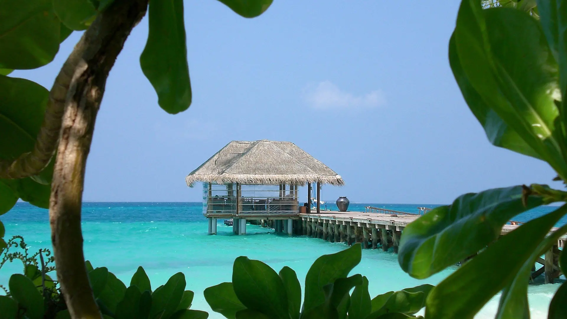 ARCHIV - Der Anlegeplatz für die Wasserflugzeuge des Diva Maldives Ressorts auf den Malediven (Archivfoto vom November 2008). Die Malediven sind eines der beliebtesten Urlaubsziele der Welt. Am Freitag (11.11.2011) werden die «neuen sieben Naturwunder» bekanntgegeben - eine Privatinitiative des Schweizer Abenteurers Bernard Weber. Ein Experten-Komitee wählte 28 Finalisten, darunter die Malediven. Foto: Aliki Nassoufis dpa +++(c) dpa - Bildfunk+++