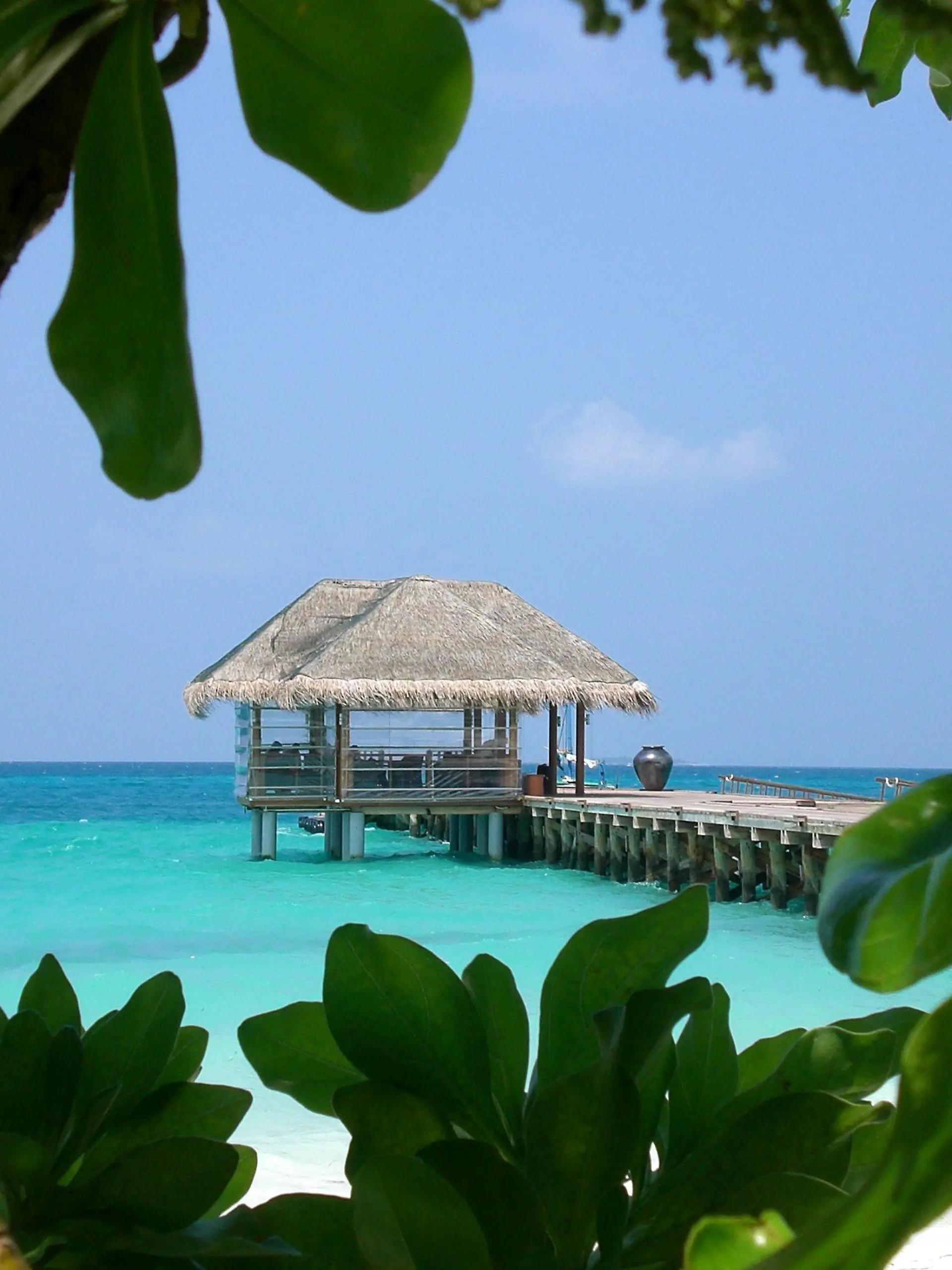 ARCHIV - Der Anlegeplatz für die Wasserflugzeuge des Diva Maldives Ressorts auf den Malediven (Archivfoto vom November 2008). Die Malediven sind eines der beliebtesten Urlaubsziele der Welt. Am Freitag (11.11.2011) werden die «neuen sieben Naturwunder» bekanntgegeben - eine Privatinitiative des Schweizer Abenteurers Bernard Weber. Ein Experten-Komitee wählte 28 Finalisten, darunter die Malediven. Foto: Aliki Nassoufis dpa  +++(c) dpa - Bildfunk+++