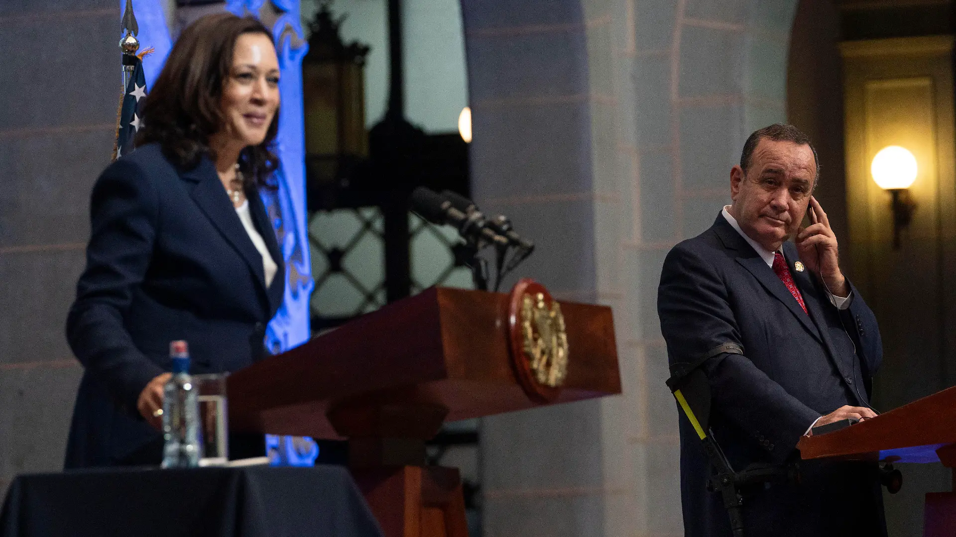 07.06.2021, Guatemala, Guatemala-Stadt: Kamala Harris, Vizepräsidentin der USA, und Alejandro Giammattei, Präsident von Guatemala, sprechen während einer gemeinsamen Pressekonferenz im Nationalpalast. Foto: Jacquelyn Martin/AP/dpa +++ dpa-Bildfunk +++
