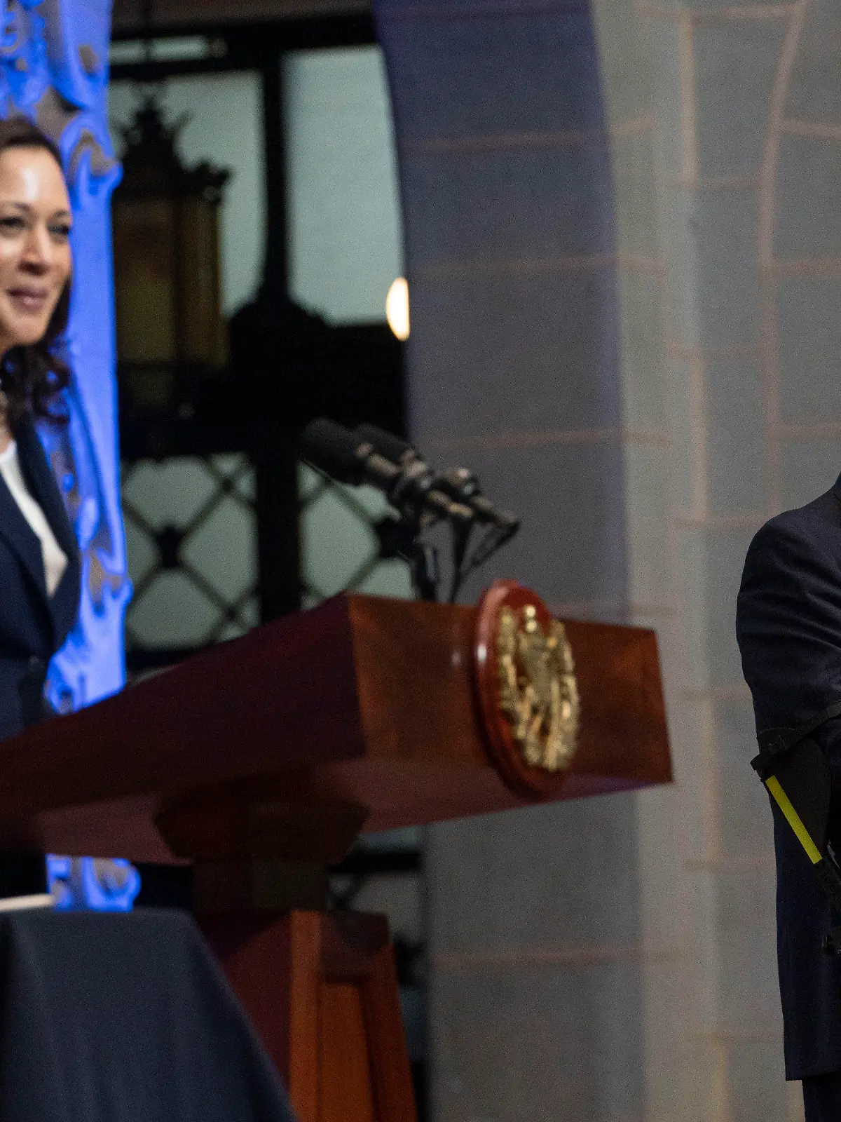 07.06.2021, Guatemala, Guatemala-Stadt: Kamala Harris, Vizepräsidentin der USA, und Alejandro Giammattei, Präsident von Guatemala, sprechen während einer gemeinsamen Pressekonferenz im Nationalpalast. Foto: Jacquelyn Martin/AP/dpa +++ dpa-Bildfunk +++