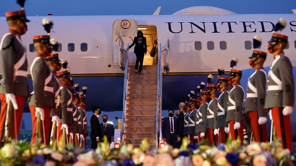 07.06.2021, Guatemala, Guatemala-Stadt: Kamala Harris, Vizepräsidentin der USA, wird begrüßt, als sie die Air Force Two bei ihrer Ankunft verlässt. Es ist die erste Auslandsreise von Harris als Vizepräsidentin. Foto: Jacquelyn Martin/AP/dpa +++ dpa-Bildfunk +++
