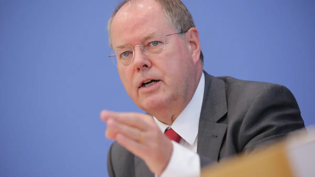 SPD Kanzlerkandidat Peer Steinbrück spricht am 29.08.2013 in Berlin bei der Vorstellung seines 100-Tage-Programms vor der Bundespressekonferenz. Foto: Michael Kappeler/dpa +++(c) dpa - Bildfunk+++