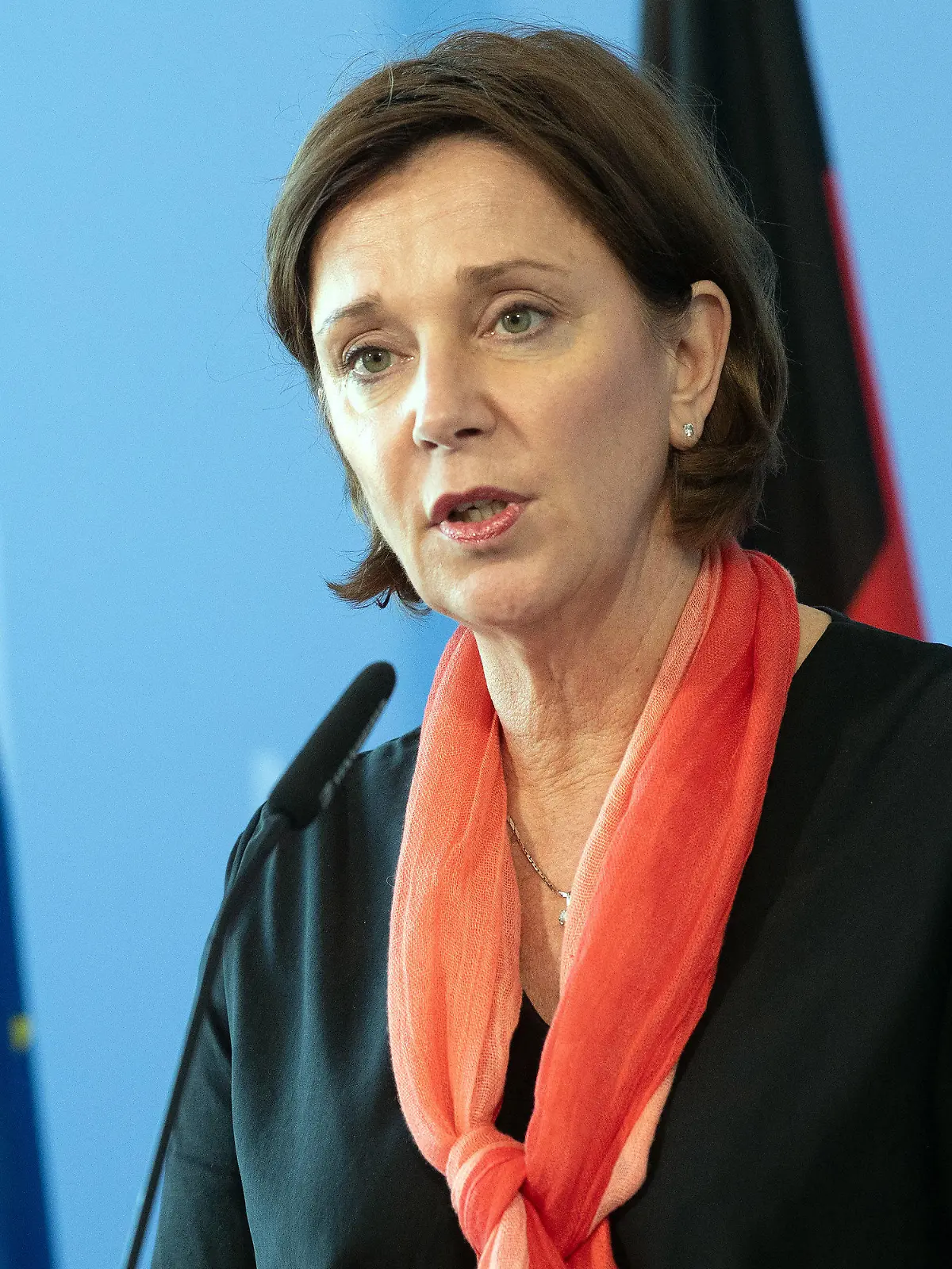 18.03.2020, Nordrhein-Westfalen, Düsseldorf: Yvonne Gebauer (FDP), Ministerin für Schule und Bildung des Landes Nordrhein-Westfalen beantwortet Fragen während einer Pressekonferenz. Foto: Federico Gambarini/dpa +++ dpa-Bildfunk +++