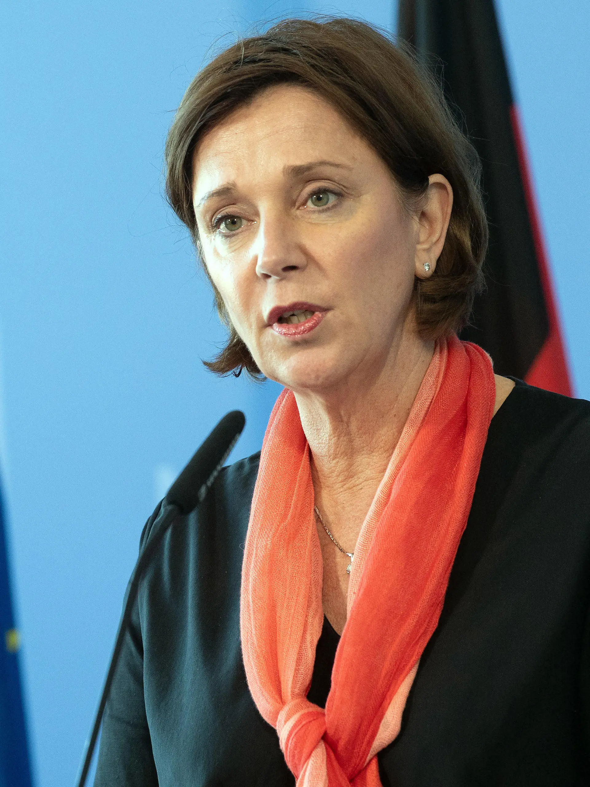 18.03.2020, Nordrhein-Westfalen, Düsseldorf: Yvonne Gebauer (FDP), Ministerin für Schule und Bildung des Landes Nordrhein-Westfalen beantwortet Fragen während einer Pressekonferenz. Foto: Federico Gambarini/dpa +++ dpa-Bildfunk +++