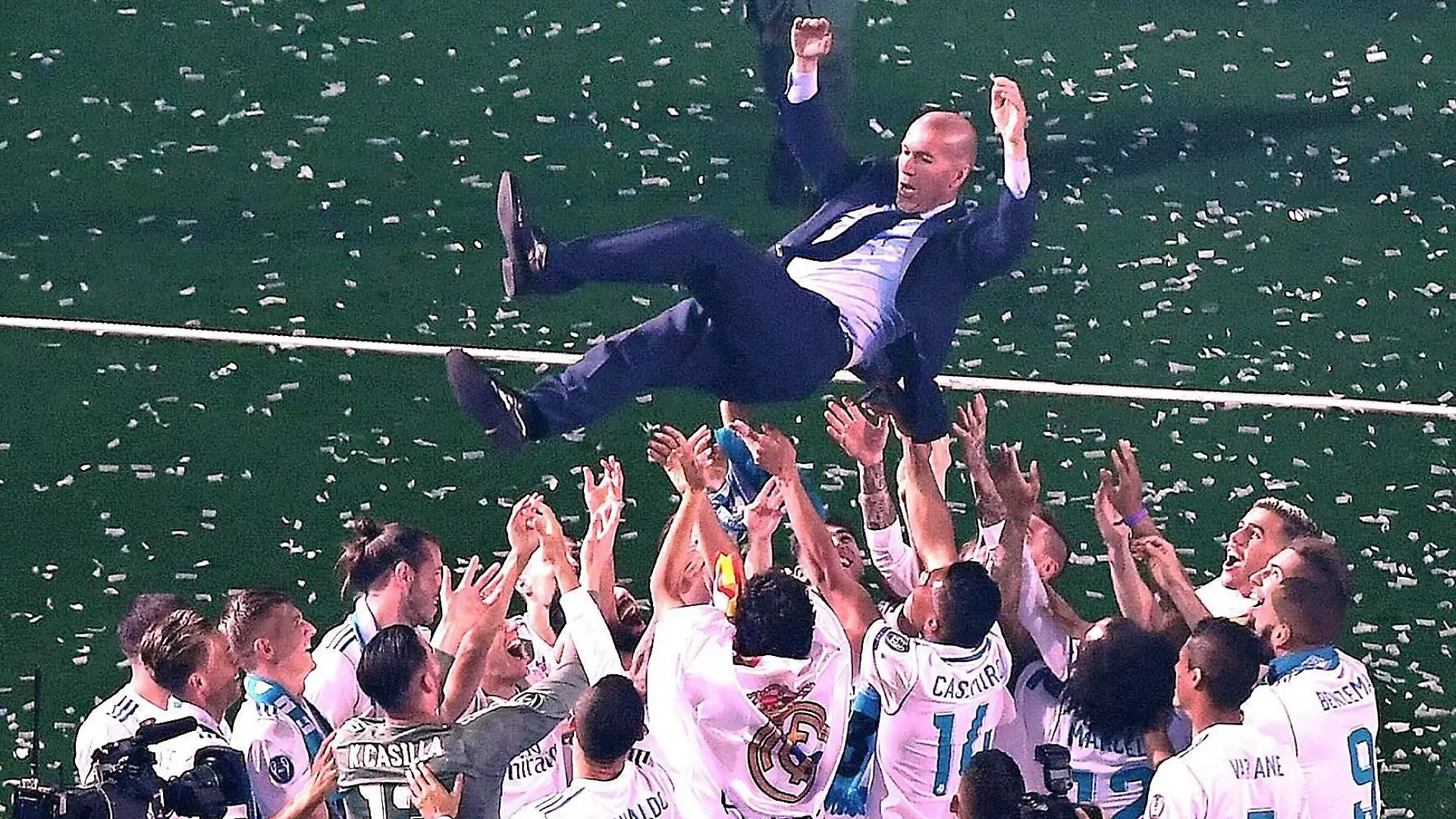 (180528) -- MADRID, May 28, 2018 -- Real Madrid s head coach Zidane is thrown into the air by players during the celebration at Santiago Bernabeu Stadium in Madrid, Spain, on May 27, 2018. Real Madrid claimed the title of UEFA champions league in Kiev on Saturday. ) (SP)SPAIN-MADRID-SOCCER-UEFA CHAMPIONS-REAL MADRID-CELEBRATION GuoxQiuda PUBLICATIONxNOTxINxCHN  