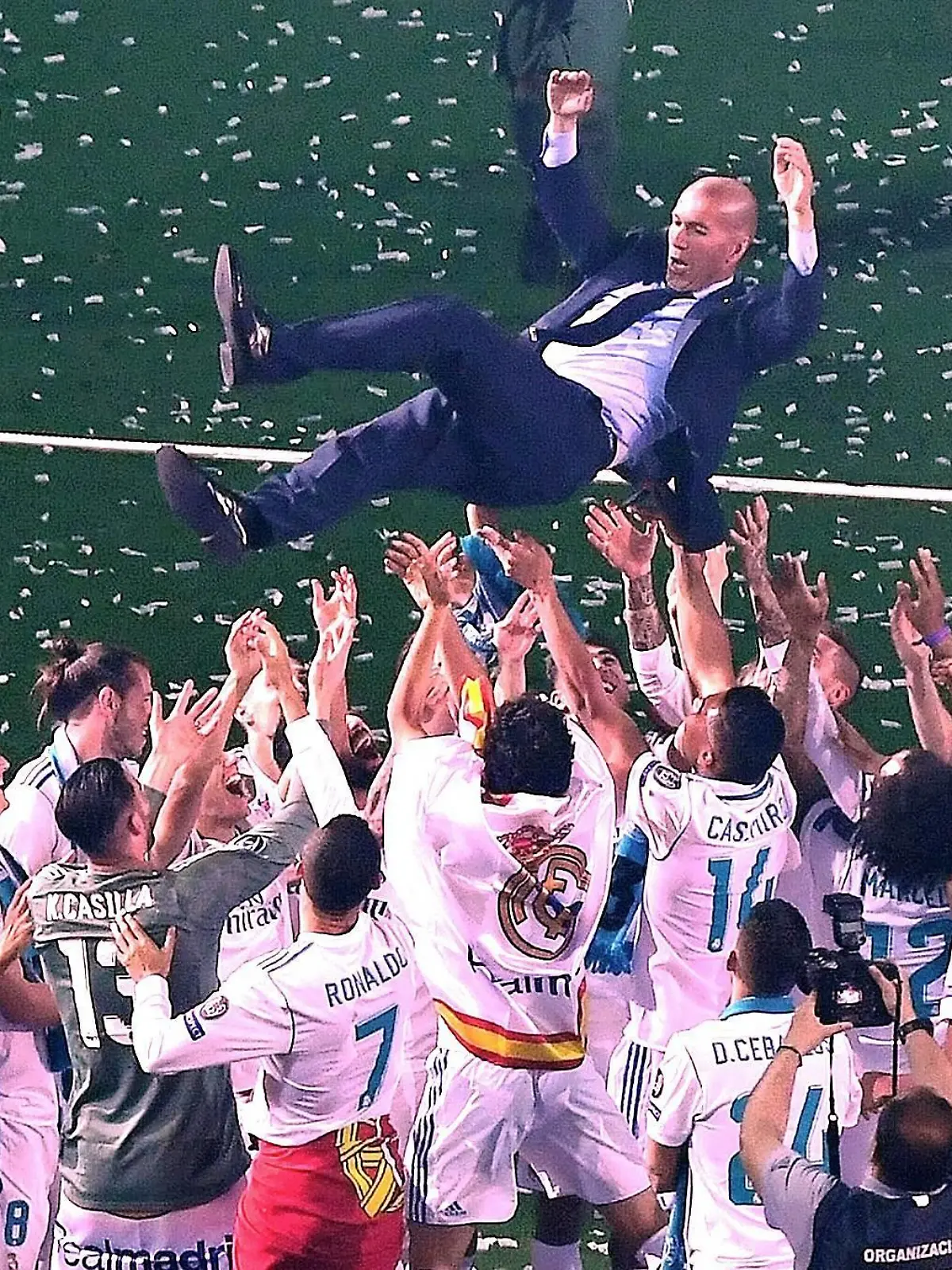 (180528) -- MADRID, May 28, 2018 -- Real Madrid s head coach Zidane is thrown into the air by players during the celebration at Santiago Bernabeu Stadium in Madrid, Spain, on May 27, 2018. Real Madrid claimed the title of UEFA champions league in Kiev on Saturday. ) (SP)SPAIN-MADRID-SOCCER-UEFA CHAMPIONS-REAL MADRID-CELEBRATION GuoxQiuda PUBLICATIONxNOTxINxCHN  