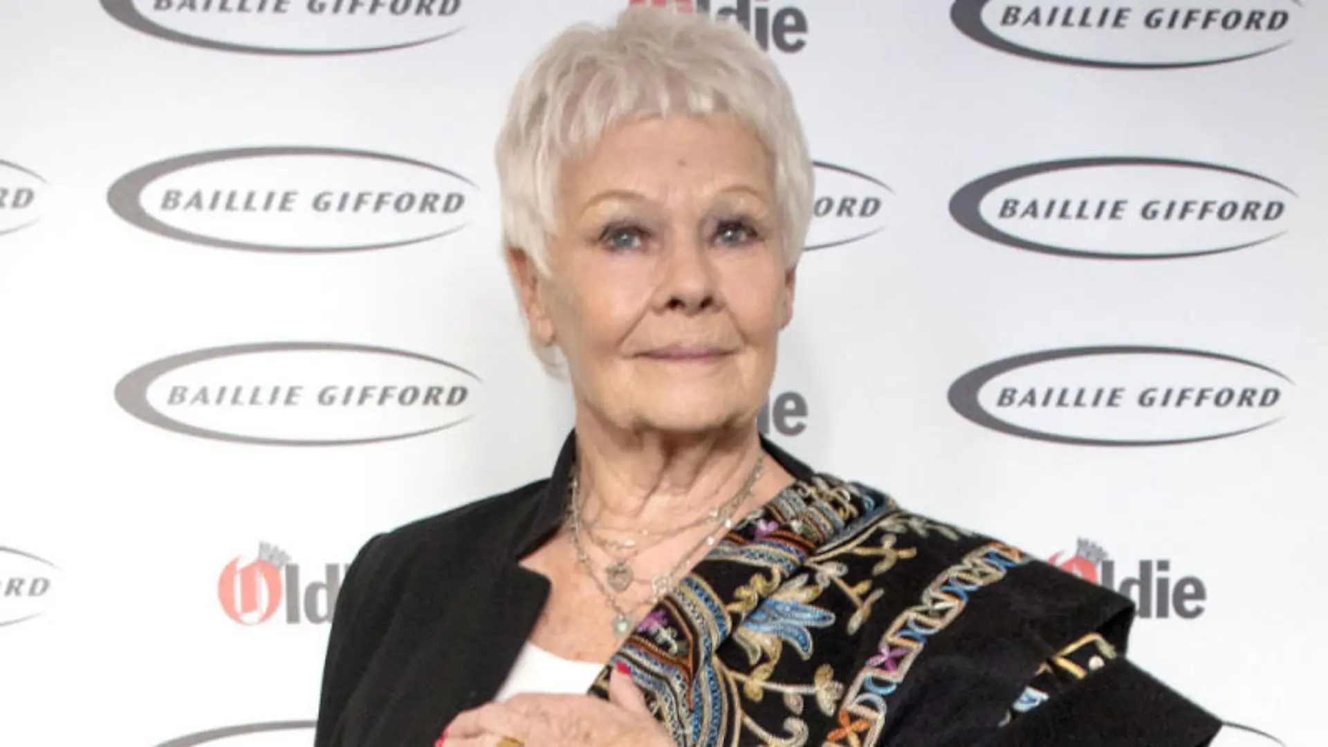 Judi Dench schwimmt gerne nackt